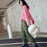 Narelle Kheng Instagram – Maybe you can’t tell, but I’m actually cinderella. Just w a skateboard for my horse and carriage & hoodie, backpack, pants combo aka ballgown dress.
@coach #CoachNY #HorseAndCarriage