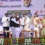 Navaneet Kaur Instagram - महामहिम राज्यपाल श्री भगतसिंग कोशारी याचे शुभहस्ते श्री शिवाजी शिक्षण संस्था व कृषी महाविद्यालयाच्या नवीन प्रशासकीय इमारतीचे उदघाटन संपन्न, शिवाजी शिक्षण संस्था अध्यक्ष श्री हर्षवर्धनजी देशमुख,महापौर चेतन गावंडे आदींसह संस्था कार्यकारिणी सदस्य व मान्यवरांची उपस्थिती शिक्षण महर्षी डॉ पंजाबराव उपाख्य भाऊसाहेब देशमुख यांच्या दूरदृष्टी व शिक्षण विषयक तळमलीमुळेच आज श्री शिवाजी शिक्षण संस्था ही विदर्भातील बहुजनांच्या शिक्षणाची गंगोत्री ठरली... विदर्भाचा अनुशेष भरून काढण्यासाठी व विदर्भ वासीयांना न्याय मिळवून देण्यासाठी विधिमंडळाचे नियोजित हिवाळी अधिवेशन हे ठरल्याप्रमाणे नागपूर येथेच व्हावे राज्यपालांकडे जाहीर मागणी