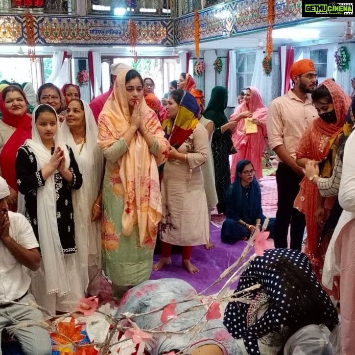 Navaneet Kaur Instagram - वाहे गुरू की खालसा- वाहे गुरू की फतेह,शिख धर्माचे संस्थापकीय परमपूज्य गुरू श्री गुरुनानक जी यांच्या जयंतीनिमित्त बुटी प्लॉट अमरावती येथील गुरुद्वारात जाऊन मनोभावे पूजन व आराधना केली,आणि या पावनपर्वानिम्मित शीख बंधू भगिणीसोबतच सर्व देशवासियांना शुभेच्छा दिल्या