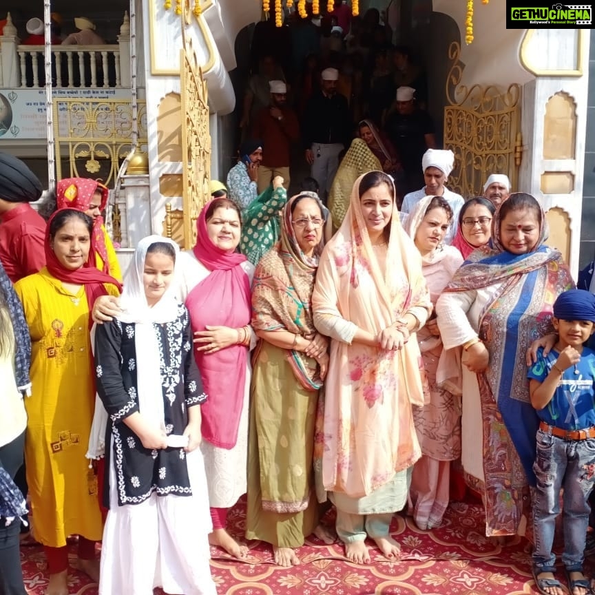 Navaneet Kaur Instagram - वाहे गुरू की खालसा- वाहे गुरू की फतेह,शिख धर्माचे संस्थापकीय परमपूज्य गुरू श्री गुरुनानक जी यांच्या जयंतीनिमित्त बुटी प्लॉट अमरावती येथील गुरुद्वारात जाऊन मनोभावे पूजन व आराधना केली,आणि या पावनपर्वानिम्मित शीख बंधू भगिणीसोबतच सर्व देशवासियांना शुभेच्छा दिल्या