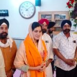 Navaneet Kaur Instagram - वाहे गुरू की खालसा- वाहे गुरू की फतेह,शिख धर्माचे संस्थापकीय परमपूज्य गुरू श्री गुरुनानक जी यांच्या जयंतीनिमित्त बुटी प्लॉट अमरावती येथील गुरुद्वारात जाऊन मनोभावे पूजन व आराधना केली,आणि या पावनपर्वानिम्मित शीख बंधू भगिणीसोबतच सर्व देशवासियांना शुभेच्छा दिल्या