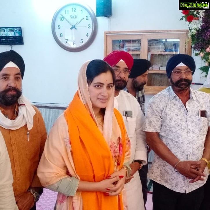 Navaneet Kaur Instagram - वाहे गुरू की खालसा- वाहे गुरू की फतेह,शिख धर्माचे संस्थापकीय परमपूज्य गुरू श्री गुरुनानक जी यांच्या जयंतीनिमित्त बुटी प्लॉट अमरावती येथील गुरुद्वारात जाऊन मनोभावे पूजन व आराधना केली,आणि या पावनपर्वानिम्मित शीख बंधू भगिणीसोबतच सर्व देशवासियांना शुभेच्छा दिल्या