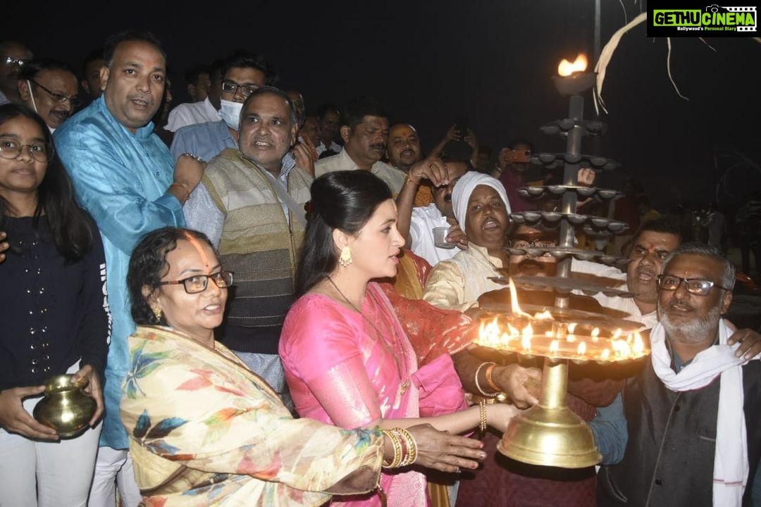 Navaneet Kaur Instagram - सुर्यदेवता इष्टदेवता पूजन पवित्र सण म्हणजे छटपूजा या दिवसानिम्मित आज छत्री तलाव येथे शेकडो भाविक भक्त बंधू भगिणीसोबत छटपूजन करून मनोभावे दिपपूजन व जलार्पण केले व सर्वांचे मंगल व्हावे सर्वांचे कल्याण व्हावे या मंगलमय प्रार्थनेसह या पवित्र दिनाच्या शुभेच्छा दिल्या. छटपूजा ही श्रद्धा अर्पित करण्याची व आपली संस्कृती जतन करण्याची एक धार्मिक पूजा असून या पूजेमुळे आपली सामूहिक शक्ती वृद्धिंगत होते व आत्मिक आणि आध्यत्मिक सुख प्राप्त होते.