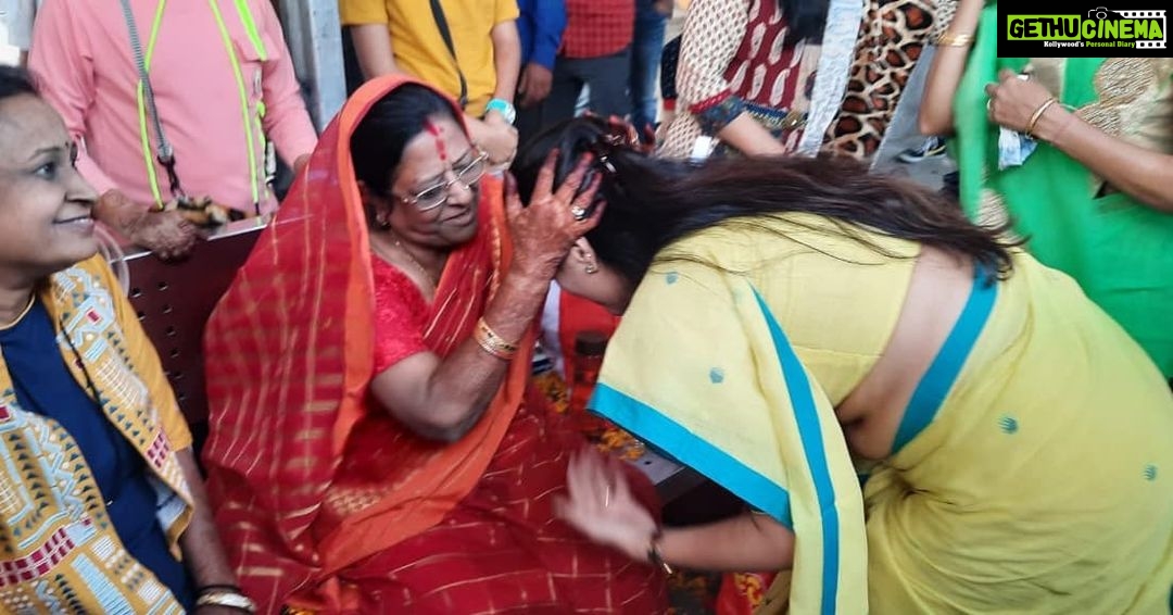 Navaneet Kaur Instagram - भागवत कथा ही मनुष्य जीवनाचा सार आहे,,भागवत ऐकल्याने केवळ कानच नव्हे तर अंतर्मन सुद्धा शुद्ध होते सुप्रसिद्ध कथावचिका व प्रवचनकार सुश्री रामप्रियाजी यांच्या प्रवचनासाठी हरिद्वार येथे शेकडो भक्तांना घेऊन जाणाऱ्या गोंडवाना एक्सप्रेस ला हिरवी झेंडी दाखवून केले रवाना कोरोना काळात निर्बंध आल्यामुळे धार्मिक ,सामाजिक व सांस्कृतिक गतीविधी वर खूप निर्बंध आले होते,जणू माणूस हा मानसापासून दूर चालला होता परंतु आता कोरोना परिस्थिती आटोक्यात आली असून पवित्र कार्तिक मास प्रारंभ झाला आहे व धार्मिक अधिष्ठानांना पुन्हा नव्या जोमाने व श्रद्धेने प्रारंभ झाला आहे. याच शृंखलेतुन विदर्भातील सुप्रसिद्ध कथावाचिका व प्रवचनकार सुश्री रामप्रियाजी यांनी हरिद्वार येथे भागवत कथेचे आयोजन केले आहे. या पुण्यसंचयी धार्मिक कार्यात सहभागी होण्यासाठी आज शेकडो भक्त गोंडवाना एक्सप्रेस ने हरिद्वार साठी रवाना झाले, यावेळी डॉ कमलकिशोर नावदंर,गोपाल गुप्ता,युवा स्वाभिमान जिल्हाध्यक्ष जितू दुधाने,झेड आर यु सी सी सदस्य अजय जयस्वाल,डी आर यु सी सी सदस्य नितीन बोरेकर,विलास वाडेकर,अयुब भाई,प्रवीण सावळे, नाना आमले,सिद्दार्थ बनसोड,सुधाताई तिवारी,वर्षा ताई पकडे,स्टेशन प्रबंधक श्री सिन्हा,रेल्वे पोलीस चे वरिष्ठ अधिकारी श्री मीना,मंगेश चव्हाण,रउफ भाई,मंगेश कोकाटे,अनिल शेळके,सचिन सोनोने, योगेश जयस्वाल आदि उपस्थित होते.