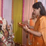 Navaneet Kaur Instagram - हे आदिशक्ती-आदिमाया असु दे सर्व भक्तांवरती तुझी छत्रछाया, नवरात्री उत्सवानिमित्त दुर्गादेवीस साकडे,संपूर्ण जग-देश-राज्य व आपल्या जिल्ह्यातुन कोरोना नाहीसा व्हावा व शेतकरी-शेतमजूर,व्यापारी- उद्योजक,गृहिणी -विदयार्थी व सर्व नागरिकांच्या जीवनात सुख-समृद्धी-शांती लाभावी यासाठी शहरातील विविध दुर्गा मंडळांना भेटी देऊन देवीला मनोभावे प्रार्थना केली. भाविक भक्तांसोबत रास गरबा खेळून गरब्याचा आनंद लुटला व देविभक्तांचा उत्साह वाढविला. नवरात्राचे नऊ दिवस चैतन्याचे उत्साहाचे असून देवी भक्तीसोबत नागरिकांनी आपल्या आरोग्याची सुद्धा काळजी घ्यावी व शासन नियमांचे पालन करून कोरोना पासून आपला बचाव करावा असे आवाहनही उपस्थित भाविक भक्तांना केले.