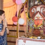 Navaneet Kaur Instagram - नवरात्री च्या पावन पर्वावर राज्यातील मंदिरे उघडल्याने भाविक भक्तांच्या साक्षीने घेतले महाकाली मातेचे दर्शन ,,देशासह राज्यातील कोरोना हद्दपार होऊन शेतकरी-शेतमजूर,व्यापारी, उद्योजक,गृहिणी, विद्यार्थी यांना सुख समृद्धी व शांती लाभो अशी मनोभावे प्रार्थना करून दुर्गादेवीला साकडे घातले