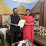 Navaneet Kaur Instagram - अल्पसंख्याक केंद्रीय मंत्री मा ना श्री मुख्तार अब्बास नकवी यांची दिल्ली येथील 7 सद्बरगंज निवासस्थानी भेट घेऊन अमरावती जिल्ह्या च्या विकासासाठी प्रधानमंत्री जण विकास कार्यक्रम (PMJVK) अंतर्गत अल्पसंख्याक जण समुदयासाठी सदभावना मंडप. हेल्थ क्लब. लॅब्ररी. मार्केट शेड. शाळांचे वर्ग. स्मार्ट क्लासेस. आणि हॉस्पिटल चे रूम बनवण्यासाठी (315) तीनशे पंधरा कोटी रुपयांचा मागणीचा प्रस्ताव सादर केली आणि माननीय मंत्री महोदयांनी तो तत्त्वता मान्य केला त्यामध्ये अंजनगाव सुर्जी, अंजनगाव बारी, पिंपळकुटा, मानभाव आश्रम गोविंदपूर, दर्यापूर, धारणी, चिखलदरा मधील चुर्णी, परतवाडा, अचलपूर, चांदूरबाजार, नांदगाव पेठ, मोजरी, तिवसा, नेरपिंगळें,वलगाव, कोलापूर. आसरा, भातकुली, बडनेरा जुनीवस्ती, नवीवस्ती, रहाटगाव,गाडगेनगर, वडाळी परिसर. अमरावती महापालिका क्षेत्र इत्यादी तालुक्यातील गावांचा समावेश आहे