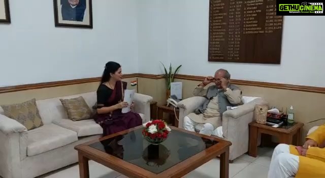 Navaneet Kaur Instagram - देशाचे कृषिमंत्री मा ना श्री नरेंद्रसिंग तोमर यांची कृषिभवन नवी दिल्ली यांच्या कार्यालयात भेट घेऊन सोयाबीन आयात रोकण्या संदर्भात मागणी केली आणि मोठया प्रमाणात मराठवाडा व विदर्भात पावसा मुळे झालेल्या नुस्काणीचे सरसकट प्रति हेक्टर 30 हजार रुपये नुस्कान भरपाई देण्यात यावी अशी मागणी केली