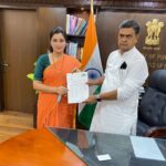 Navaneet Kaur Instagram - दिल्ली येथे घेतली केंद्रिय ऊर्जामंत्री राजकुमार सिंग यांची भेट,धारणी मेळघाट, चिखलदरा तसेच जिल्ह्यातील सीमावर्ती ग्रामीण भागातील विद्युत व्यवस्थेत सुधारणा करण्यासाठी केली निधीची मागणी, केंद्रीय उर्जामंत्र्यांनी जिल्ह्याच्या विद्युत विषयक सुधारण्यासाठी मंजूर केला 189 करोड चा निधी केला मंजूर,सध्या मेळघाटातील सीमावर्ती भागातील गावांमध्ये अद्यापही मध्य प्रदेशातील पॉवर स्टेशन मधून विद्युत पुरवठा होतो आता हरीसाल येथे 9 करोड 40 लाख रुपये खर्चून 33 kV चे सबस्टेशन निर्माण करण्यात येणार असून,धारणी येथे दोन, चांदुर रेल्वे येथे दोन तर संपूर्ण जिल्ह्यात 33 kV चे 10 ते 12 सबस्टेशन निर्माण करण्यात येणार असून आता जिल्हा विजेच्या बाबतीत स्वयंपूर्ण होऊन जिल्हावासीयांना लोडशेडिंग च्या जाचातून कायमस्वरूपी मुक्ती मिळणार आहे. मेळघाटातील जरीदा येथें आजही मध्यप्रदेशातून वीजपुरवठा केला जातो ज्यासाठी जिल्ह्याचे प्रतिमाह 2ते 3 करोड रुपये मध्यप्रदेश शासनाला जातात आता या ठिकाणी सबस्टेशन उभारून जिल्ह्यातील गावांना जिल्ह्यातूनच वीज पुरवठा केला जाईल ज्यामुळे करोडो रुपयांची बचत होईल व जरीदा सारख्या अनेक अतिदुर्गम गावांना 24 तास अखंडित वीजपुरवठा मिळेल. मेळघाटातील 24 गावे स्वातंत्र्य काळापासून अद्यपही अंधारात आहेत,या गावांना वीजपुरवठा व्हावा व या आदिवासींची सर्वांगीण प्रगती व्हावी अशी मागणी केंद्रीय ऊर्जामंत्री श्री राजकुमार सिंग यांचेकडे केली असता,,वनविभागाच्या एनओसी घेऊन तात्काळ या गावांना वीजपुरवठा करण्याचे निर्देश यावेळी केंद्रीय मंत्र्यांनी संबंधित सचिवांना दिले. या 189 करोड च्या निधीतून जिल्ह्यातील जुनी ट्रान्सफॉर्मर बदलणे, विजेची गळती थांबविणे तसेच अमरावती-बडनेरातील सर्व विद्युत पोल हटवून विजेच्या तारा भूमिगत(,अंडरग्राऊंड )जोडणी करणे जेणेकरून कुणालाही शॉक लागणार नाही व मुंबई-पुणे-नागपूर प्रमाणे भूमिगत जोडणीद्वारे अमरावती जिल्हा हा वीज हानी मुक्त,होईल. खासदार झाल्याबरोबर विजेच्या प्रश्नात गांभीर्याने लक्ष घातले होते,सुमारे एक वर्ष आधी विद्युत वितरण कंपनी च्या कार्यालयात मुख्य अभियंता श्रीमती गुजर व अधीक्षक अभियंता श्री खानंदे यांना याबाबतचे प्रस्ताव तयार करण्याचे निर्देश दिले होते. या सर्व प्रस्तावांचा दिल्ली दरबारी सातत्याने पाठपुरावा केला व त्याचेच फलित म्हणून केंद्रीय ऊर्जामंत्री राजकुमार सिंग यांनी मागणीनुसार जिल्ह्याच्या विद्युत विषयक समस्या सोडविण्यासाठी व आधुनिक सुधारणेसाठी 189 करोड रुपयांचा निधी मंजूर केला आहे.
