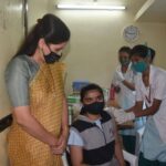 Navaneet Kaur Instagram - 15 ते 18 वर्ष वयाच्या तरुणाईला कोरोना लस घेण्यासाठी प्रोत्साहित करण्यास दसरा मैदान जवळील आयसोलशन दवाखान्याला भेट उपस्थित डॉक्टर्स,मनपा आरोग्यसेवक, तरुण तरुणी सोबत संवाद साधून संपूर्ण व्यवस्थेची पाहणी करून आवश्यक त्या सूचना केल्या. कोरोना-ओमायक्रोन या आजाराला तरुण तरुणींनी गांभीर्याने घ्यावे व त्यापासून बचाव करण्यासाठी स्वयंस्फूर्तीने पुढे येऊन स्वतःचे लसीकरण करून घ्यावे असे आवाहन यावेळी समस्त युवक युवतींना केले आहे,व नागरिकांनी सुद्धा सतर्क राहून शासन निर्देशांचे पालन करावे असे आवाहन केले असून कोरोनाच्या तिसऱ्या लाटेपासून नागरिकांचा बचाव करण्यासाठी खासदार म्हणून आपण जिल्ह्यातील आरोग्य यंत्रणा सुसज्ज करण्यासाठी केंद्र सरकारकडून अनेक सोयी उपलब्ध करून दिल्या असून अत्यावश्यक सेवेसाठी केंद्राचे 3 व आपल्या माध्यमातून हरमन फिनोकेम च्या सीएसआर फंडातून एक असे जम्बो ऑक्सिजन प्लांट सुद्धा नागरिकांच्या सेवेत उपलब्ध करून दिल्याचे सांगितले