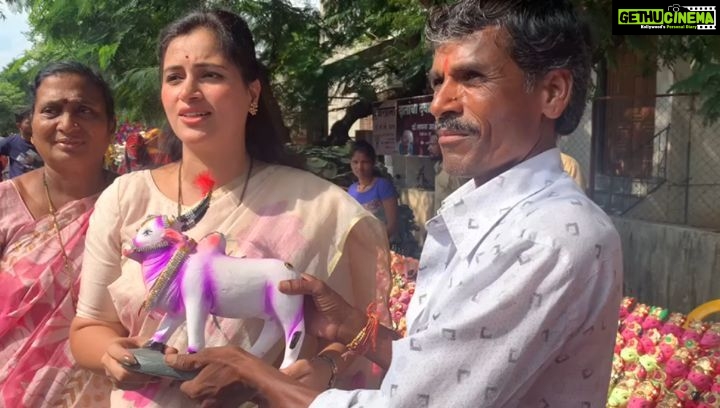 Navaneet Kaur Instagram - मी आज माझ्या 4 वर्षाचा मुलाला रणवीर ला घेऊन पोळ्या निमित्य बाजारात मातीचे बैल विकत घेतले व कुंभाराला व शेतकऱ्याला शुभेच्छा दिल्या