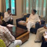 Navaneet Kaur Instagram - सार्वजनिक बांधकाम विभाग,कामगार आयुक्त,टाऊन प्लॅंनिंग अधिकारी,अग्निशमन विभाग व महाराष्ट्र जीवन प्राधिकरण अधिकारी व कर्मचाऱ्यांची आढावा बैठक, शहर विकास आराखडा बदलणाऱ्या अधिकारी व समिती सदस्यांची मंत्री व राज्याच्या मुख्य सचिवांकडे तक्रार करणार। शहरात लागोपाठ 2 दिवस झालेल्या अग्निकांडामुळे शहर हादरले, नागरिकांच्या जीविताशी खेळणाऱ्या व फायर ऑडिट न करणाऱ्या आस्थापनांची तात्काळ चौकशी करून अग्निशमन यंत्रणा सक्षमपणे कार्यान्वित आहेत की नाही याची तपासणी करा अग्निशमन विभागाला निर्देश। गेल्या 15 वर्षांपासून रखडत-अत्यन्त धिम्या गतीने सुरू असलेली भुयारी गटर योजना नेमकी कधी पूर्ण होणार व शहरातील सांडपाण्याचा योग्य निचरा होऊन शहर कधी स्वच्छ व रोगराईमुक्त होणार असा संतप्त सवाल यावेळी मजीप्रा च्या अधिकऱ्यांना केला, एखादा प्रोजेक्ट किती लांबवावा व त्याचे अंदाजपत्रक किती वाढवावे याला मर्यादा असाव्या व नागरिकांच्या सोयी सुविधांना वेळेचे बंधन पाळून प्राधान्य द्यावे असे प्रतिपादन करून नागरिकांना त्रास होणार नाही याची दक्षता घ्यावी अशी तंबी त्यांनी यावेळी उपस्थित अधिकाऱ्यांना दिली. शहर विकास आराखड्यात फेरबदल करून शहराचा श्वास असणारी मोकळी मैदाने,शाळेची आरक्षित सांस्कृतिक/सामाजिक भवन, कचरा डेपो आदींसाठी आरक्षित असणाऱ्या जागा विशीष्ट लोकांच्या खिशात घालण्याचे कटकारस्थान काही समिती सदस्य व अधिकारी यांनी केले. डीपी प्लॅन मध्ये हेराफेरी करणाऱ्या व ठराविक लोकांचा फायदा करणाऱ्या नगर रचना अधिकाऱ्यांची चांगलीच खरडपट्टी काढून शहर आपल्या मालकीचे समजून मनमानी करू नका अन्यथा गय करणार नाही असा कडक इशारा दिला.तसेच शहराचा विकास आराखडा न बदलता तोच कायम राहावा यासाठी या सर्व बाबींची तक्रार सम्बधित मंत्री व राज्याच्या मुख्य सचिवांकडे करणार असल्याचे सांगितले. पावसामुळे रस्ते खराब झाले असून या रस्त्यांवर खड्डे पडले आहेत त्यामुळे सर्व रस्त्यांची दुरावस्था दूर करावी व विकासकामांचे गुणवत्तापूर्ण नियोजन करून कामाचा दर्जा उत्तम ठेवावा असे निर्देश सार्वजनिक बांधकाम विभागाच्या अधिकाऱ्यांना दिले. कामगार कल्याण आयुक्तांमार्फत करण्यात येणाऱ्या कामगार नोंदणी चा आढावा सुद्धा यावेळी घेण्यात आला. कुशल व अकुशल कामगारांची जास्तीत जास्त नोंदणी करून शासनाच्या कामगार कल्याण योजनेचा लाभ त्यांना मिळावा।