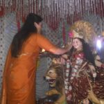 Navaneet Kaur Instagram - हे आदिशक्ती-आदिमाया असु दे सर्व भक्तांवरती तुझी छत्रछाया, नवरात्री उत्सवानिमित्त दुर्गादेवीस साकडे,संपूर्ण जग-देश-राज्य व आपल्या जिल्ह्यातुन कोरोना नाहीसा व्हावा व शेतकरी-शेतमजूर,व्यापारी- उद्योजक,गृहिणी -विदयार्थी व सर्व नागरिकांच्या जीवनात सुख-समृद्धी-शांती लाभावी यासाठी शहरातील विविध दुर्गा मंडळांना भेटी देऊन देवीला मनोभावे प्रार्थना केली. भाविक भक्तांसोबत रास गरबा खेळून गरब्याचा आनंद लुटला व देविभक्तांचा उत्साह वाढविला. नवरात्राचे नऊ दिवस चैतन्याचे उत्साहाचे असून देवी भक्तीसोबत नागरिकांनी आपल्या आरोग्याची सुद्धा काळजी घ्यावी व शासन नियमांचे पालन करून कोरोना पासून आपला बचाव करावा असे आवाहनही उपस्थित भाविक भक्तांना केले.