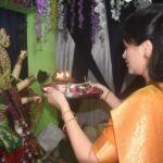 Navaneet Kaur Instagram - हे आदिशक्ती-आदिमाया असु दे सर्व भक्तांवरती तुझी छत्रछाया, नवरात्री उत्सवानिमित्त दुर्गादेवीस साकडे,संपूर्ण जग-देश-राज्य व आपल्या जिल्ह्यातुन कोरोना नाहीसा व्हावा व शेतकरी-शेतमजूर,व्यापारी- उद्योजक,गृहिणी -विदयार्थी व सर्व नागरिकांच्या जीवनात सुख-समृद्धी-शांती लाभावी यासाठी शहरातील विविध दुर्गा मंडळांना भेटी देऊन देवीला मनोभावे प्रार्थना केली. भाविक भक्तांसोबत रास गरबा खेळून गरब्याचा आनंद लुटला व देविभक्तांचा उत्साह वाढविला. नवरात्राचे नऊ दिवस चैतन्याचे उत्साहाचे असून देवी भक्तीसोबत नागरिकांनी आपल्या आरोग्याची सुद्धा काळजी घ्यावी व शासन नियमांचे पालन करून कोरोना पासून आपला बचाव करावा असे आवाहनही उपस्थित भाविक भक्तांना केले.