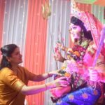 Navaneet Kaur Instagram - हे आदिशक्ती-आदिमाया असु दे सर्व भक्तांवरती तुझी छत्रछाया, नवरात्री उत्सवानिमित्त दुर्गादेवीस साकडे,संपूर्ण जग-देश-राज्य व आपल्या जिल्ह्यातुन कोरोना नाहीसा व्हावा व शेतकरी-शेतमजूर,व्यापारी- उद्योजक,गृहिणी -विदयार्थी व सर्व नागरिकांच्या जीवनात सुख-समृद्धी-शांती लाभावी यासाठी शहरातील विविध दुर्गा मंडळांना भेटी देऊन देवीला मनोभावे प्रार्थना केली. भाविक भक्तांसोबत रास गरबा खेळून गरब्याचा आनंद लुटला व देविभक्तांचा उत्साह वाढविला. नवरात्राचे नऊ दिवस चैतन्याचे उत्साहाचे असून देवी भक्तीसोबत नागरिकांनी आपल्या आरोग्याची सुद्धा काळजी घ्यावी व शासन नियमांचे पालन करून कोरोना पासून आपला बचाव करावा असे आवाहनही उपस्थित भाविक भक्तांना केले.