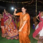 Navaneet Kaur Instagram - हे आदिशक्ती-आदिमाया असु दे सर्व भक्तांवरती तुझी छत्रछाया, नवरात्री उत्सवानिमित्त दुर्गादेवीस साकडे,संपूर्ण जग-देश-राज्य व आपल्या जिल्ह्यातुन कोरोना नाहीसा व्हावा व शेतकरी-शेतमजूर,व्यापारी- उद्योजक,गृहिणी -विदयार्थी व सर्व नागरिकांच्या जीवनात सुख-समृद्धी-शांती लाभावी यासाठी शहरातील विविध दुर्गा मंडळांना भेटी देऊन देवीला मनोभावे प्रार्थना केली. भाविक भक्तांसोबत रास गरबा खेळून गरब्याचा आनंद लुटला व देविभक्तांचा उत्साह वाढविला. नवरात्राचे नऊ दिवस चैतन्याचे उत्साहाचे असून देवी भक्तीसोबत नागरिकांनी आपल्या आरोग्याची सुद्धा काळजी घ्यावी व शासन नियमांचे पालन करून कोरोना पासून आपला बचाव करावा असे आवाहनही उपस्थित भाविक भक्तांना केले.