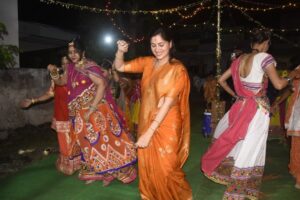 Navaneet Kaur Instagram - हे आदिशक्ती-आदिमाया असु दे सर्व भक्तांवरती तुझी छत्रछाया, नवरात्री उत्सवानिमित्त दुर्गादेवीस साकडे,संपूर्ण जग-देश-राज्य व आपल्या जिल्ह्यातुन कोरोना नाहीसा व्हावा व शेतकरी-शेतमजूर,व्यापारी- उद्योजक,गृहिणी -विदयार्थी व सर्व नागरिकांच्या जीवनात सुख-समृद्धी-शांती लाभावी यासाठी शहरातील विविध दुर्गा मंडळांना भेटी देऊन देवीला मनोभावे प्रार्थना केली. भाविक भक्तांसोबत रास गरबा खेळून गरब्याचा आनंद लुटला व देविभक्तांचा उत्साह वाढविला. नवरात्राचे नऊ दिवस चैतन्याचे उत्साहाचे असून देवी भक्तीसोबत नागरिकांनी आपल्या आरोग्याची सुद्धा काळजी घ्यावी व शासन नियमांचे पालन करून कोरोना पासून आपला बचाव करावा असे आवाहनही उपस्थित भाविक भक्तांना केले.