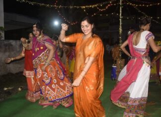 Navaneet Kaur Instagram - हे आदिशक्ती-आदिमाया असु दे सर्व भक्तांवरती तुझी छत्रछाया, नवरात्री उत्सवानिमित्त दुर्गादेवीस साकडे,संपूर्ण जग-देश-राज्य व आपल्या जिल्ह्यातुन कोरोना नाहीसा व्हावा व शेतकरी-शेतमजूर,व्यापारी- उद्योजक,गृहिणी -विदयार्थी व सर्व नागरिकांच्या जीवनात सुख-समृद्धी-शांती लाभावी यासाठी शहरातील विविध दुर्गा मंडळांना भेटी देऊन देवीला मनोभावे प्रार्थना केली. भाविक भक्तांसोबत रास गरबा खेळून गरब्याचा आनंद लुटला व देविभक्तांचा उत्साह वाढविला. नवरात्राचे नऊ दिवस चैतन्याचे उत्साहाचे असून देवी भक्तीसोबत नागरिकांनी आपल्या आरोग्याची सुद्धा काळजी घ्यावी व शासन नियमांचे पालन करून कोरोना पासून आपला बचाव करावा असे आवाहनही उपस्थित भाविक भक्तांना केले.