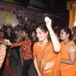 Navaneet Kaur Instagram - हे आदिशक्ती-आदिमाया असु दे सर्व भक्तांवरती तुझी छत्रछाया, नवरात्री उत्सवानिमित्त दुर्गादेवीस साकडे,संपूर्ण जग-देश-राज्य व आपल्या जिल्ह्यातुन कोरोना नाहीसा व्हावा व शेतकरी-शेतमजूर,व्यापारी- उद्योजक,गृहिणी -विदयार्थी व सर्व नागरिकांच्या जीवनात सुख-समृद्धी-शांती लाभावी यासाठी शहरातील विविध दुर्गा मंडळांना भेटी देऊन देवीला मनोभावे प्रार्थना केली. भाविक भक्तांसोबत रास गरबा खेळून गरब्याचा आनंद लुटला व देविभक्तांचा उत्साह वाढविला. नवरात्राचे नऊ दिवस चैतन्याचे उत्साहाचे असून देवी भक्तीसोबत नागरिकांनी आपल्या आरोग्याची सुद्धा काळजी घ्यावी व शासन नियमांचे पालन करून कोरोना पासून आपला बचाव करावा असे आवाहनही उपस्थित भाविक भक्तांना केले.