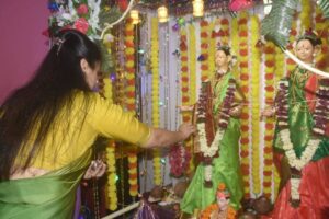 Navaneet Kaur Instagram - अमरावती शहर , बडनेरा, तसेच ग्रामीण क्षेत्रात प्रत्येक घरी जाऊन घेतले महालक्ष्मी आणि गौरी मातेचे दर्शन,संपूर्ण जगातून कोरोना हद्दपार व्हावा, अमरावती जिल्ह्यातील सर्व शेतकरी शेतमजूर आणि सर्वसामान्य जनतेच्या घरी सुख समृद्धी नांदो तशेच सर्वांचे आरोग्य कुशल राहो तसेच येणारे प्रत्येक वर्ष हे सर्वांसाठी सुखाचे आणि समृद्धीचे राहो अशी प्रार्थना आई महालक्ष्मी मातेच्या चरणी मनोभावे केली ...