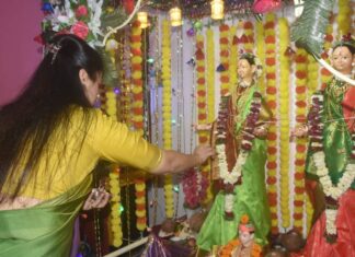 Navaneet Kaur Instagram - अमरावती शहर , बडनेरा, तसेच ग्रामीण क्षेत्रात प्रत्येक घरी जाऊन घेतले महालक्ष्मी आणि गौरी मातेचे दर्शन,संपूर्ण जगातून कोरोना हद्दपार व्हावा, अमरावती जिल्ह्यातील सर्व शेतकरी शेतमजूर आणि सर्वसामान्य जनतेच्या घरी सुख समृद्धी नांदो तशेच सर्वांचे आरोग्य कुशल राहो तसेच येणारे प्रत्येक वर्ष हे सर्वांसाठी सुखाचे आणि समृद्धीचे राहो अशी प्रार्थना आई महालक्ष्मी मातेच्या चरणी मनोभावे केली ...