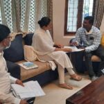 Navaneet Kaur Instagram - सार्वजनिक बांधकाम विभाग,कामगार आयुक्त,टाऊन प्लॅंनिंग अधिकारी,अग्निशमन विभाग व महाराष्ट्र जीवन प्राधिकरण अधिकारी व कर्मचाऱ्यांची आढावा बैठक, शहर विकास आराखडा बदलणाऱ्या अधिकारी व समिती सदस्यांची मंत्री व राज्याच्या मुख्य सचिवांकडे तक्रार करणार। शहरात लागोपाठ 2 दिवस झालेल्या अग्निकांडामुळे शहर हादरले, नागरिकांच्या जीविताशी खेळणाऱ्या व फायर ऑडिट न करणाऱ्या आस्थापनांची तात्काळ चौकशी करून अग्निशमन यंत्रणा सक्षमपणे कार्यान्वित आहेत की नाही याची तपासणी करा अग्निशमन विभागाला निर्देश। गेल्या 15 वर्षांपासून रखडत-अत्यन्त धिम्या गतीने सुरू असलेली भुयारी गटर योजना नेमकी कधी पूर्ण होणार व शहरातील सांडपाण्याचा योग्य निचरा होऊन शहर कधी स्वच्छ व रोगराईमुक्त होणार असा संतप्त सवाल यावेळी मजीप्रा च्या अधिकऱ्यांना केला, एखादा प्रोजेक्ट किती लांबवावा व त्याचे अंदाजपत्रक किती वाढवावे याला मर्यादा असाव्या व नागरिकांच्या सोयी सुविधांना वेळेचे बंधन पाळून प्राधान्य द्यावे असे प्रतिपादन करून नागरिकांना त्रास होणार नाही याची दक्षता घ्यावी अशी तंबी त्यांनी यावेळी उपस्थित अधिकाऱ्यांना दिली. शहर विकास आराखड्यात फेरबदल करून शहराचा श्वास असणारी मोकळी मैदाने,शाळेची आरक्षित सांस्कृतिक/सामाजिक भवन, कचरा डेपो आदींसाठी आरक्षित असणाऱ्या जागा विशीष्ट लोकांच्या खिशात घालण्याचे कटकारस्थान काही समिती सदस्य व अधिकारी यांनी केले. डीपी प्लॅन मध्ये हेराफेरी करणाऱ्या व ठराविक लोकांचा फायदा करणाऱ्या नगर रचना अधिकाऱ्यांची चांगलीच खरडपट्टी काढून शहर आपल्या मालकीचे समजून मनमानी करू नका अन्यथा गय करणार नाही असा कडक इशारा दिला.तसेच शहराचा विकास आराखडा न बदलता तोच कायम राहावा यासाठी या सर्व बाबींची तक्रार सम्बधित मंत्री व राज्याच्या मुख्य सचिवांकडे करणार असल्याचे सांगितले. पावसामुळे रस्ते खराब झाले असून या रस्त्यांवर खड्डे पडले आहेत त्यामुळे सर्व रस्त्यांची दुरावस्था दूर करावी व विकासकामांचे गुणवत्तापूर्ण नियोजन करून कामाचा दर्जा उत्तम ठेवावा असे निर्देश सार्वजनिक बांधकाम विभागाच्या अधिकाऱ्यांना दिले. कामगार कल्याण आयुक्तांमार्फत करण्यात येणाऱ्या कामगार नोंदणी चा आढावा सुद्धा यावेळी घेण्यात आला. कुशल व अकुशल कामगारांची जास्तीत जास्त नोंदणी करून शासनाच्या कामगार कल्याण योजनेचा लाभ त्यांना मिळावा।