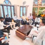 Navaneet Kaur Instagram - सार्वजनिक बांधकाम विभाग,कामगार आयुक्त,टाऊन प्लॅंनिंग अधिकारी,अग्निशमन विभाग व महाराष्ट्र जीवन प्राधिकरण अधिकारी व कर्मचाऱ्यांची आढावा बैठक, शहर विकास आराखडा बदलणाऱ्या अधिकारी व समिती सदस्यांची मंत्री व राज्याच्या मुख्य सचिवांकडे तक्रार करणार। शहरात लागोपाठ 2 दिवस झालेल्या अग्निकांडामुळे शहर हादरले, नागरिकांच्या जीविताशी खेळणाऱ्या व फायर ऑडिट न करणाऱ्या आस्थापनांची तात्काळ चौकशी करून अग्निशमन यंत्रणा सक्षमपणे कार्यान्वित आहेत की नाही याची तपासणी करा अग्निशमन विभागाला निर्देश। गेल्या 15 वर्षांपासून रखडत-अत्यन्त धिम्या गतीने सुरू असलेली भुयारी गटर योजना नेमकी कधी पूर्ण होणार व शहरातील सांडपाण्याचा योग्य निचरा होऊन शहर कधी स्वच्छ व रोगराईमुक्त होणार असा संतप्त सवाल यावेळी मजीप्रा च्या अधिकऱ्यांना केला, एखादा प्रोजेक्ट किती लांबवावा व त्याचे अंदाजपत्रक किती वाढवावे याला मर्यादा असाव्या व नागरिकांच्या सोयी सुविधांना वेळेचे बंधन पाळून प्राधान्य द्यावे असे प्रतिपादन करून नागरिकांना त्रास होणार नाही याची दक्षता घ्यावी अशी तंबी त्यांनी यावेळी उपस्थित अधिकाऱ्यांना दिली. शहर विकास आराखड्यात फेरबदल करून शहराचा श्वास असणारी मोकळी मैदाने,शाळेची आरक्षित सांस्कृतिक/सामाजिक भवन, कचरा डेपो आदींसाठी आरक्षित असणाऱ्या जागा विशीष्ट लोकांच्या खिशात घालण्याचे कटकारस्थान काही समिती सदस्य व अधिकारी यांनी केले. डीपी प्लॅन मध्ये हेराफेरी करणाऱ्या व ठराविक लोकांचा फायदा करणाऱ्या नगर रचना अधिकाऱ्यांची चांगलीच खरडपट्टी काढून शहर आपल्या मालकीचे समजून मनमानी करू नका अन्यथा गय करणार नाही असा कडक इशारा दिला.तसेच शहराचा विकास आराखडा न बदलता तोच कायम राहावा यासाठी या सर्व बाबींची तक्रार सम्बधित मंत्री व राज्याच्या मुख्य सचिवांकडे करणार असल्याचे सांगितले. पावसामुळे रस्ते खराब झाले असून या रस्त्यांवर खड्डे पडले आहेत त्यामुळे सर्व रस्त्यांची दुरावस्था दूर करावी व विकासकामांचे गुणवत्तापूर्ण नियोजन करून कामाचा दर्जा उत्तम ठेवावा असे निर्देश सार्वजनिक बांधकाम विभागाच्या अधिकाऱ्यांना दिले. कामगार कल्याण आयुक्तांमार्फत करण्यात येणाऱ्या कामगार नोंदणी चा आढावा सुद्धा यावेळी घेण्यात आला. कुशल व अकुशल कामगारांची जास्तीत जास्त नोंदणी करून शासनाच्या कामगार कल्याण योजनेचा लाभ त्यांना मिळावा।