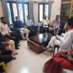 Navaneet Kaur Instagram - सार्वजनिक बांधकाम विभाग,कामगार आयुक्त,टाऊन प्लॅंनिंग अधिकारी,अग्निशमन विभाग व महाराष्ट्र जीवन प्राधिकरण अधिकारी व कर्मचाऱ्यांची आढावा बैठक, शहर विकास आराखडा बदलणाऱ्या अधिकारी व समिती सदस्यांची मंत्री व राज्याच्या मुख्य सचिवांकडे तक्रार करणार। शहरात लागोपाठ 2 दिवस झालेल्या अग्निकांडामुळे शहर हादरले, नागरिकांच्या जीविताशी खेळणाऱ्या व फायर ऑडिट न करणाऱ्या आस्थापनांची तात्काळ चौकशी करून अग्निशमन यंत्रणा सक्षमपणे कार्यान्वित आहेत की नाही याची तपासणी करा अग्निशमन विभागाला निर्देश। गेल्या 15 वर्षांपासून रखडत-अत्यन्त धिम्या गतीने सुरू असलेली भुयारी गटर योजना नेमकी कधी पूर्ण होणार व शहरातील सांडपाण्याचा योग्य निचरा होऊन शहर कधी स्वच्छ व रोगराईमुक्त होणार असा संतप्त सवाल यावेळी मजीप्रा च्या अधिकऱ्यांना केला, एखादा प्रोजेक्ट किती लांबवावा व त्याचे अंदाजपत्रक किती वाढवावे याला मर्यादा असाव्या व नागरिकांच्या सोयी सुविधांना वेळेचे बंधन पाळून प्राधान्य द्यावे असे प्रतिपादन करून नागरिकांना त्रास होणार नाही याची दक्षता घ्यावी अशी तंबी त्यांनी यावेळी उपस्थित अधिकाऱ्यांना दिली. शहर विकास आराखड्यात फेरबदल करून शहराचा श्वास असणारी मोकळी मैदाने,शाळेची आरक्षित सांस्कृतिक/सामाजिक भवन, कचरा डेपो आदींसाठी आरक्षित असणाऱ्या जागा विशीष्ट लोकांच्या खिशात घालण्याचे कटकारस्थान काही समिती सदस्य व अधिकारी यांनी केले. डीपी प्लॅन मध्ये हेराफेरी करणाऱ्या व ठराविक लोकांचा फायदा करणाऱ्या नगर रचना अधिकाऱ्यांची चांगलीच खरडपट्टी काढून शहर आपल्या मालकीचे समजून मनमानी करू नका अन्यथा गय करणार नाही असा कडक इशारा दिला.तसेच शहराचा विकास आराखडा न बदलता तोच कायम राहावा यासाठी या सर्व बाबींची तक्रार सम्बधित मंत्री व राज्याच्या मुख्य सचिवांकडे करणार असल्याचे सांगितले. पावसामुळे रस्ते खराब झाले असून या रस्त्यांवर खड्डे पडले आहेत त्यामुळे सर्व रस्त्यांची दुरावस्था दूर करावी व विकासकामांचे गुणवत्तापूर्ण नियोजन करून कामाचा दर्जा उत्तम ठेवावा असे निर्देश सार्वजनिक बांधकाम विभागाच्या अधिकाऱ्यांना दिले. कामगार कल्याण आयुक्तांमार्फत करण्यात येणाऱ्या कामगार नोंदणी चा आढावा सुद्धा यावेळी घेण्यात आला. कुशल व अकुशल कामगारांची जास्तीत जास्त नोंदणी करून शासनाच्या कामगार कल्याण योजनेचा लाभ त्यांना मिळावा।