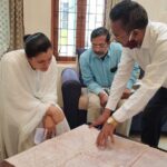 Navaneet Kaur Instagram - सार्वजनिक बांधकाम विभाग,कामगार आयुक्त,टाऊन प्लॅंनिंग अधिकारी,अग्निशमन विभाग व महाराष्ट्र जीवन प्राधिकरण अधिकारी व कर्मचाऱ्यांची आढावा बैठक, शहर विकास आराखडा बदलणाऱ्या अधिकारी व समिती सदस्यांची मंत्री व राज्याच्या मुख्य सचिवांकडे तक्रार करणार। शहरात लागोपाठ 2 दिवस झालेल्या अग्निकांडामुळे शहर हादरले, नागरिकांच्या जीविताशी खेळणाऱ्या व फायर ऑडिट न करणाऱ्या आस्थापनांची तात्काळ चौकशी करून अग्निशमन यंत्रणा सक्षमपणे कार्यान्वित आहेत की नाही याची तपासणी करा अग्निशमन विभागाला निर्देश। गेल्या 15 वर्षांपासून रखडत-अत्यन्त धिम्या गतीने सुरू असलेली भुयारी गटर योजना नेमकी कधी पूर्ण होणार व शहरातील सांडपाण्याचा योग्य निचरा होऊन शहर कधी स्वच्छ व रोगराईमुक्त होणार असा संतप्त सवाल यावेळी मजीप्रा च्या अधिकऱ्यांना केला, एखादा प्रोजेक्ट किती लांबवावा व त्याचे अंदाजपत्रक किती वाढवावे याला मर्यादा असाव्या व नागरिकांच्या सोयी सुविधांना वेळेचे बंधन पाळून प्राधान्य द्यावे असे प्रतिपादन करून नागरिकांना त्रास होणार नाही याची दक्षता घ्यावी अशी तंबी त्यांनी यावेळी उपस्थित अधिकाऱ्यांना दिली. शहर विकास आराखड्यात फेरबदल करून शहराचा श्वास असणारी मोकळी मैदाने,शाळेची आरक्षित सांस्कृतिक/सामाजिक भवन, कचरा डेपो आदींसाठी आरक्षित असणाऱ्या जागा विशीष्ट लोकांच्या खिशात घालण्याचे कटकारस्थान काही समिती सदस्य व अधिकारी यांनी केले. डीपी प्लॅन मध्ये हेराफेरी करणाऱ्या व ठराविक लोकांचा फायदा करणाऱ्या नगर रचना अधिकाऱ्यांची चांगलीच खरडपट्टी काढून शहर आपल्या मालकीचे समजून मनमानी करू नका अन्यथा गय करणार नाही असा कडक इशारा दिला.तसेच शहराचा विकास आराखडा न बदलता तोच कायम राहावा यासाठी या सर्व बाबींची तक्रार सम्बधित मंत्री व राज्याच्या मुख्य सचिवांकडे करणार असल्याचे सांगितले. पावसामुळे रस्ते खराब झाले असून या रस्त्यांवर खड्डे पडले आहेत त्यामुळे सर्व रस्त्यांची दुरावस्था दूर करावी व विकासकामांचे गुणवत्तापूर्ण नियोजन करून कामाचा दर्जा उत्तम ठेवावा असे निर्देश सार्वजनिक बांधकाम विभागाच्या अधिकाऱ्यांना दिले. कामगार कल्याण आयुक्तांमार्फत करण्यात येणाऱ्या कामगार नोंदणी चा आढावा सुद्धा यावेळी घेण्यात आला. कुशल व अकुशल कामगारांची जास्तीत जास्त नोंदणी करून शासनाच्या कामगार कल्याण योजनेचा लाभ त्यांना मिळावा।