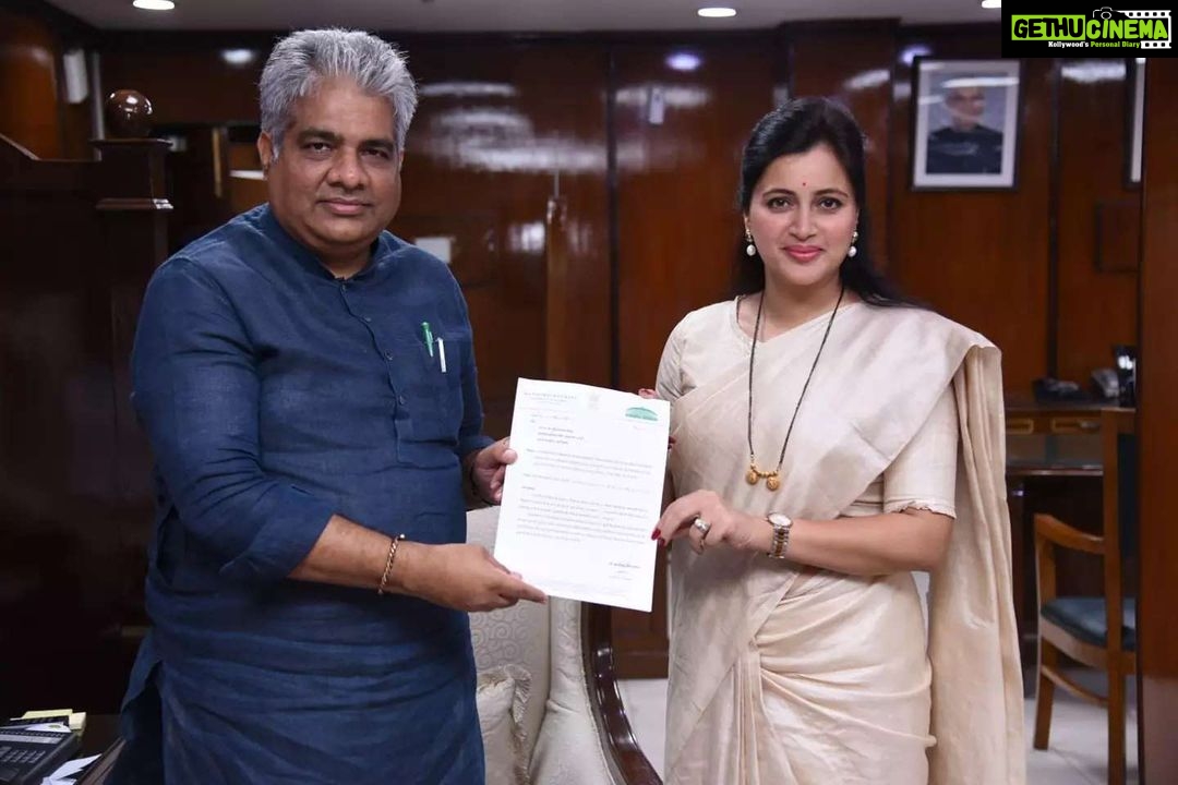 Navaneet Kaur Instagram - केंद्रीय वने(फॉरेस्ट)पर्यावरण, कामगार कल्याण व रोजगार मंत्रो श्री भुपेंद्र यादव यांची खासदार सौ नवणीत रवी राणा यांनी भेट घेऊन केल्या विविध मागण्या विदर्भाचे नंदनवन चिखलदरा येथील निर्माणाधिन स्कायवॉक वनविभाग व टायगर प्रोजेक्ट व पर्यावरण विभागाच्या ना हरकत प्रमाणपत्रासाठी अडकले असून यात केंद्रीय मंत्र्यानी तातडीने लक्ष घालून आडकाठी दूर करावी -खासदार सौ नवनीत रवी राणा यांची मागणी अमरावती शहरातील श्रमजीवी नागरिकांची वस्ती असलेल्या संजय गांधी नगर क्र1,संजय गांधी नगर क्र.2,पंचशील नगर परिसरात गेल्या अनेक वर्षापासून रहात असलेल्या नागरिकांना वनविभागाच्या अडेलतट्टू धोरणामुळे मालकी हक्क मिळत नसल्याने केंद्रीय मंत्र्यांनी जातीने लक्ष घालून पर्यवरण व वन विभागाचे ना हरकत प्रमाणपत्र द्यावे जेणेकरून या नागरिकांना जागेचे मालकी हक्क,पी आर कार्ड मिळेल-खासदार सौ नवणीत रवी राणा यांची मागणी ताडोबा अभयारण्य च्या धर्तीवर मेळघाट व्याघ्र प्रकल्पाचा विकास करून पर्यटनाला चालना देण्यासाठी 500 कोटी ची मागणी मेळघाटातील वनविभागाच्या सर्व विश्रामगृहांचे नूतनीकरण करून पर्यटकाना चांगल्या निवासव्यवस्था उपलब्ध व्हाव्या-खासदार सौ नवनीत रवी राणा यांची मागणी अमरावती जिल्ह्यातील प्रत्येक तालुक्यात कामगार कल्याण मंडळाची सुसज्ज इमारत व्हावी ज्यात सांस्कृतिक भवन,वाचनालय, व्यायामशाळा,स्पर्धा परीक्षा मार्गदर्शन केंद्र,महिला रोजगार व स्वयंरोजगार प्रशिक्षण केंद्र,आदी सुविधा असाव्यात, यासाठी प्रत्येक तालुक्यात कामगार कल्याण भवन निर्मितीसाठी तालुकानिहाय 5 कोटी रुपये देण्याची खासदार सौ नवनीत रवी राणा यांची कामगार कल्याण मंत्री भुपेंद्र यादव यांचेकडे आग्रही मागणी अमरवती पंचतारांकित एमआयडीसी मध्ये काम करणारे कामगार,तसेच बांधकाम व इतर क्षेत्रात काम करणारे कुशल अकुशल,असंघटित कामगार यांच्या कल्याणार्थ केंद्र शासनाच्या विविध योजना प्रभावीणपणे राबविण्यात याव्या,ज्या आस्थापना, उद्योजक किंवा व्यावसायिक कामगार कल्याणाकडे दुर्लक्ष करतात त्यांचेवर कठोर कार्यवाही करण्याची मागणी सुध्दा खासदार सौ नवनीत रवी राणा यांनी केंद्रीय मंत्री भुपेंद्रजी यादव यांचेकडे केली. चिखलदरा येथील वन विभाग व टायगर प्रोजेक्ट च्या हरकतीमुळे खडलेला स्कायवॉक निर्मितीचा मार्ग मोकळा होण्याची चिन्हे असून केंद्रीय पर्यावरण मंत्री श्री भुपेंद्र यादव यांनी यात जातीने लक्ष घालण्याचे अभिवचन दिल्याने आता लवकरच स्काय वॉक चे उर्वरित निर्माण कार्य सुरू होऊन चिखलदऱ्याच्या पर्यटन विकासाला चालना मिळेल असे मत खासदार सौ नवनीत रवी राणा यांनी यावेळी व्यक्त केले.