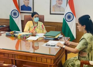 Navaneet Kaur Instagram - महाराष्ट्र राज्याच्या महिला व बालकल्याण विभागात जवळपास 800 कोटींचा महाघोटाळ्याची सखोल चौकशी करा-खासदार सौ नवनीत रवि राणा यांची केंद्रीय महिला व बाल विकास मंत्री श्रीमती स्मृती इराणी यांना प्रत्यक्ष भेटून मागणी महाराष्ट्राच्या महिला व बालकल्याण विभागातर्फे आदिवासी शिशुना शासनातर्फे देण्यात येणारा पौष्टिक आहार व अन्य जरुरी वस्तू न मिळाल्यामुळे गेल्या 2/3 महिन्यात मेळघाटात 49 नवजात शिशुचा मृत्यू_खासदार सौ नवनीत रवी राणा यांची केंद्रीय महिला व बालकल्याण विकास मंत्री स्मृती इराणी यांचेकडे तक्रार मा.उच्च न्यायालयाने ब्लॅक लिस्ट केलेल्या व महिला बालकल्याण विभागात पुरवठा किंवा कंत्राट घेण्यास मनाई केलेल्या समृद्धी व व्यंकटेश या कपन्यांना पळवाट शोधून ,मा.उच्च न्यायालयाच्या आदेशाची अवहेलना करून कंझुमर फेडरेशन च्या माध्यमातून पुरवठा करण्याचे काम दिले गेले.-खासदार सौ नवनीत रवी राणा राज्याच्या महिला व बालकल्याण विकासमंत्री श्रीमती यशोमती ठाकूर या अमरावती जिल्ह्याच्या पालकमंत्री सुद्धा आहेत व त्यांच्याच गृह जिल्ह्यात इतक्या बालकांचा कुपोषणाने मृत्यू होणे ही गोष्ट अत्यंत खेदजनक व लाजिरवाणी आहे-खासदार सौ नवनीत रवी राणा यांनी केंद्रीय मंत्री स्मृती इराणी यांना केले अवगत कंझुमर फेडरेशन मार्फत देण्यात आलेल्या या पुरवठा कंत्राटात प्रचंड भ्रष्टाचार झाला असून पालकमंत्री यशोमती ठाकूर या प्रथमदर्शनी दोषी असल्याचे खासदार सौ नवनीत रवी राणा यांनी केंद्रीय महिला व बालविकास मंत्री श्रीमती स्मृती इराणी यांच्या लक्षात आणून दिले व या योजनेत केंद्र शासन आणि राज्य शासन यांचा प्रत्येकी 50% रकमेचा निधी समाविष्ट असतो आणि एकप्रकारे ही केंद्र शासनाची फसवणूक असून यात केंद्रीय मंत्री स्मृती इराणी यांनी जातीने लक्ष घालावे व या महाघोटाळ्याची सखोल चौकशी करून दोषींवर कठोरपणे कार्यवाही करावी अशी मागणी खासदार सौ नवनीत रवी राणा यांनी यावेळी केली. मेळघाटातील अशिक्षित आदिवासी महिलांची फसवणूक एका महिला पालकमंत्री व महिला बालविकास कॅबिनेट मंत्र्यांच्या विभागात व गृह जिल्ह्यात होऊनही स्वतः महिला असणाऱ्या मंत्री यशोमती ठाकूर यांनी याची साधी दखलही न घेणे म्हणजे भ्रष्टाचाराला खतपाणी देणे होय किंवा यांचा त्यात प्रत्यक्ष/अप्रत्यक्ष सहभाग असल्याचे मत खासदार सौ नवनीत रवी राणा यांनी यावेळी स्मृती इराणी यांचेकडे केले.