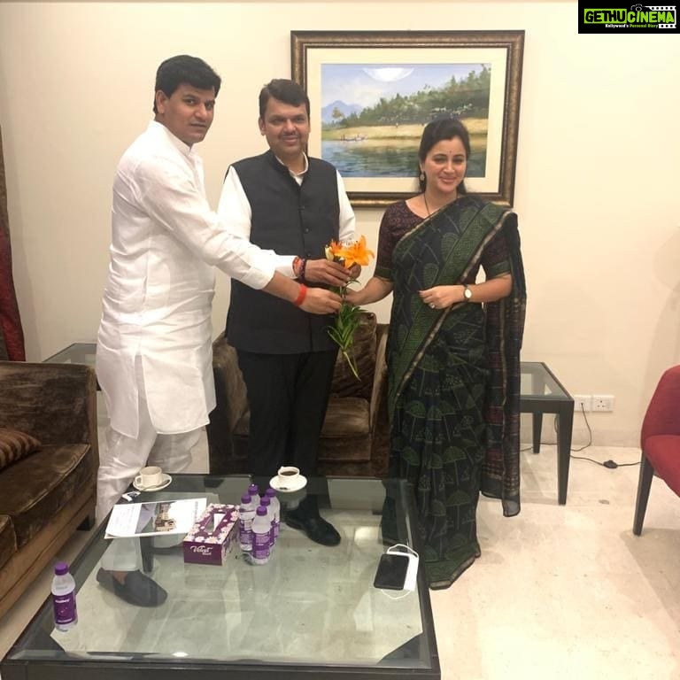 Navaneet Kaur Instagram - माजी मुख्यमंत्री व महाराष्ट्राचे विरोधी पक्ष नेते देवेंद्रजी फडणवीस यांचे सोबत आमदार रवी राणा व खासदार सौ नवनीत रवी राणा यांची एक तास चर्चा,महाराष्ट्रातील सध्याची राजकीय परिस्थिती,विविध सामाजिक प्रश्न आदी अनुषंगाने साधक-बाधक चर्चा झाली.विशेष म्हणजे श्री देवेंद्रजी फडणवीस यांच्या आजच्या दिल्लीतील व्यस्त दौऱ्यात आमदार रवी राणा पूर्णवेळ त्यांचेसोबत उपस्थित होते.