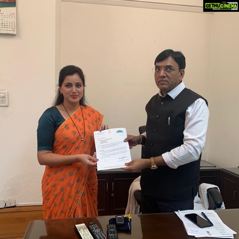 Navaneet Kaur Instagram - अमरावती मध्ये शासकीय वैद्यकीय महाविद्यालय लवकरात लवकर सुरू करावे ,जमीन अधिग्रहित झाली असून उर्वरित प्रक्रिया जलदगतीने राबवून तातडीने उभारणी कार्य प्रारंभ करावे-खासदार सौ नवनीत रवी राणा यांची मागणी कोरोना काळात जिल्ह्यातील आरोग्य यंत्रणेत झालेल्या भ्रष्टाचाराची सखोल चौकशी करून दोषींवर कडक कार्यवाही करणार,यात सहभागी असणारयांची गय करू नका खासदार सौ नवनीत रवी राणा यांची मागणी कोरोनाच्या संभावित तिसऱ्या लाटेचा मुकाबला करण्यासाठी व नागरिकांचे आरोग्य रक्षणासाठी जिल्ह्यात जम्बो कोविड सेंटर निर्माण करण्यात यावे तसेच नागरिकांच्या आरोग्य सुविधा व निदान आणि उपचारासाठी जिल्ह्यात केंद्र शासनाचे वतीने मोफत महाआरोग्य शिबिर आयोजित करण्यात यावे व सर्व प्रकारच्या रुग्णांना दिलासा द्यावा-खासदार सौ नवनीत रवी राणा यांचे निवेदन मेळघाटच्या अतिदुर्गम भागातील आदिवासी नागरिकांच्या आरोग्यविषयक सुविधांसाठी मेळघाट व अंजनगाव सुर्जी,चुरणी,चिखलदरा आदी ठिकाणी मोबाईल हॉस्पिटल्स सुरु करावे,मेळघाट मध्ये सर्वसुविधायुक्त रुग्णवाहिका द्याव्या,तिवसा,चांदुर बाजार,अचलपूर-परतवाडा, अंजनगाव सुर्जी,दर्यापूर,धारणी, चिखलदरा,भातकुली आदी तालुक्यामधील आरोग्य यंत्रणेचे ऑडिट करून त्या ठिकाणी असणाऱ्या कमतरता दूर करून नागरिकांना चांगल्या दर्जाच्या आरोग्यसुविधा अल्पदरात व विनाविलंब मिळाव्या यासाठी केंद्रीय आरोग्यमंत्री श्री मनसुख मांडविया यांनी जातीने लक्ष घालावे खासदार सौ नवनित रवी राणा यांचे केंद्रीय आरोग्यमंत्र्यांना साकडे कोरोना काळात आरोग्य यंत्रणेत मोठ्या प्रमाणावर भ्रष्टाचार झाला असून अनेक अधिकारी कर्मचाऱ्यांनी संगनमत करून शासकिय निधीचा गैररव्यवहार केला असल्याचे खासदार सौ नवनीत रवी राणा यांनी केंद्रीय आरोग्यमंत्र्यांचे लक्षात आणून दिले असता या प्रकाराची सखोल चौकशी करून दोषींवर कडक कार्यवाही करण्याचे वचन केंद्रीय आरोग्यमंत्री श्री मनसुख मांडविया यांनी खासदार सौ नवणीत रवी राणा यांना दिले.