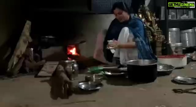 Navaneet Kaur Instagram - सांसद नवनीत रवि राणा पार्लमेंट सेशन के समय दिल्ली मे जनता कि समस्याओ के प्रश्न उठाती हैं और शनिवार-रविवार को अमरावती मे पूरे परिवार की जवाबदारी सम्भालते हुए घर पर चूल्हे पर ख़ाना पकाकर बच्चों को ख़ाना खिलाती हैं।