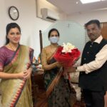 Navaneet Kaur Instagram - केंद्रीय आरोग्य राज्यमंत्री डॉ सौ भारती पवार यांचे खासदार सौ नवनीत रवी राणा व आमदार रवी राणा यांचेकडून अभिनंदन व जिल्ह्यातील आरोग्य व्यवस्था सुधारणाबाबत प्रदीर्घ चर्चा अमरावती मध्ये शासकीय वैद्यकीय महाविद्यालय लवकरात लवकर सुरू करावे -खासदार सौ नवनीत रवी राणा यांची मागणी मेळघाटातील कुपोषण दूर करून आरोग्य यंत्रणा सक्षमतेने सुधारण्यासाठी विशेष आराखडा तयार करणार असल्याची आरोग्यमंत्र्यांची खासदार सौ नवनीत रवी राणा यांना माहिती कोरोना काळात जिल्ह्यातील आरोग्य यंत्रणेत झालेल्या भ्रष्टाचाराची सखोल चौकशी करून दोषींवर कडक कार्यवाही करणार,यात सहभागी असणारयांची गय करणार नाही,आरोग्यमंत्र्यांची स्पष्टोक्ती मेळघाटच्या अतिदुर्गम भागातील आदिवासी नागरिकांच्या आरोग्यविषयक सुविधांसाठी मेळघाट मध्ये मोबाईल हॉस्पिटल्स सुरु करावे,मेळघाट मध्ये सर्वसुविधायुक्त रुग्णवाहिका द्याव्या,तिवसा,चांदुर बाजार,अचलपूर-परतवाडा, अंजनगाव सुर्जी,दर्यापूर,धारणी, चिखलदरा,भातकुली आदी तालुक्यामधील आरोग्य यंत्रणेचे ऑडिट करून त्या ठिकाणी असणाऱ्या कमतरता दूर करून नागरिकांना चांगल्या दर्जाच्या आरोग्यसुविधा अल्पदरात व विनाविलंब मिळाव्या यासाठी केंद्रीय आरोग्य राज्यमंत्री डॉ भारती पवार यांनी जिल्ह्याचा दौरा करून पाहणी करावी अशी मागणी खासदार सौ नवनीत रवी राणा यांनी केली असता आपण लवकरच अमरावतीत येऊन आरोग्यव्यस्थेचा आढावा घेऊ असे वचन डॉ भारती पवार यांनी दिले. कोरोना काळात आरोग्य यंत्रणेत मोठ्या प्रमाणावर भ्रष्टाचार झाला असून अनेक अधिकारी कर्मचाऱ्यांनी संगनमत करून शासकिय निधीचा गैररव्यवहार केला असल्याचे आमदार रवी राणा यांनी डॉ भारती पवार यांच्या लक्षात आणून दिले असता त्यांनी आपण यात जातीने लक्ष घालून याची सखोल चौकशी करू व दोषींवर कठोर कार्यवाही करू असे अभिवचन दिले. खासदार सौ.नवनीत रवी राणा यांच्या प्रयत्नांमुळे अमरावती जिल्ह्यातील आरोग्यसुविधांचा दर्जा सुधारण्याची चिन्हे दिसत आहेत.या भेटीचे वेळी युवा स्वाभिमान जिल्हाध्यक्ष जितू दुधाने उपस्थित होते.