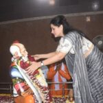 Navaneet Kaur Instagram - वैराग्यमूर्ती कर्मयोगी स्वछताप्रिय संत श्री गाडगेबाबा यांच्या 65 व्या पुण्यतिथीनिमित गाडगेनगर येथील गाडगेबाबा यांच्या समाधीस्थळावर जाऊन भावपुर्ण आदरांजली वाहिली