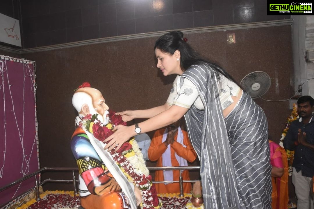 Navaneet Kaur Instagram - वैराग्यमूर्ती कर्मयोगी स्वछताप्रिय संत श्री गाडगेबाबा यांच्या 65 व्या पुण्यतिथीनिमित गाडगेनगर येथील गाडगेबाबा यांच्या समाधीस्थळावर जाऊन भावपुर्ण आदरांजली वाहिली