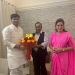 Navaneet Kaur Instagram - केंद्रीय सूक्ष्म-लघु व मध्यम उद्योग मंत्री माननीय श्री नारायनरावजी राणे साहेब यांचे अभिनंदन करतांना खासदार सौ नवनीत रवी राणा व आमदार श्री रवी राणा साहेबांचा प्रदीर्घ अनुभव व उकृष्ट प्रशासन कौशल्य यामुळे महाराष्ट्रासह देशातील तरुण-तरुणी व उद्योजक यांना उन्नतीचे दालन खुले होणार-खासदार सौ नवनीत रवी राणा यांचे प्रतिपादन साहेबांच्या मार्गदर्शनात अमरवती जिल्ह्यातील हजारो बेरोजगार युवक युवतींसाठी लवकरच "महारोजगार मेळावा'आयोजित करणार व युवक-युवती आणि स्वयंरोजगार करणाऱ्यांना आत्मनिर्भर होऊन प्रगतीच्या वाटा शोधता याव्या यासाठी सर्वोतोपरी सहकार्य करणार-आमदार श्री रवी राणा मा.नारायण राणे साहेबांनी अमरावती जिल्हा विकासासाठी वेळोवेळी सहकार्य करण्याचे दिले वचन, राणा दांपत्य हे आपले कौटुंबिक सदस्य असल्याचे केले प्रतिपादन.यावेळी जेष्ठ नेते मा.राधाकृष्ण विखे पाटील सुदधा उपस्थित होते.