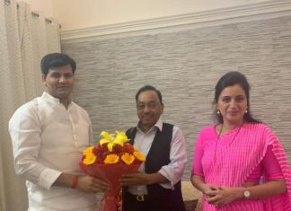 Navaneet Kaur Instagram - केंद्रीय सूक्ष्म-लघु व मध्यम उद्योग मंत्री माननीय श्री नारायनरावजी राणे साहेब यांचे अभिनंदन करतांना खासदार सौ नवनीत रवी राणा व आमदार श्री रवी राणा साहेबांचा प्रदीर्घ अनुभव व उकृष्ट प्रशासन कौशल्य यामुळे महाराष्ट्रासह देशातील तरुण-तरुणी व उद्योजक यांना उन्नतीचे दालन खुले होणार-खासदार सौ नवनीत रवी राणा यांचे प्रतिपादन साहेबांच्या मार्गदर्शनात अमरवती जिल्ह्यातील हजारो बेरोजगार युवक युवतींसाठी लवकरच "महारोजगार मेळावा'आयोजित करणार व युवक-युवती आणि स्वयंरोजगार करणाऱ्यांना आत्मनिर्भर होऊन प्रगतीच्या वाटा शोधता याव्या यासाठी सर्वोतोपरी सहकार्य करणार-आमदार श्री रवी राणा मा.नारायण राणे साहेबांनी अमरावती जिल्हा विकासासाठी वेळोवेळी सहकार्य करण्याचे दिले वचन, राणा दांपत्य हे आपले कौटुंबिक सदस्य असल्याचे केले प्रतिपादन.यावेळी जेष्ठ नेते मा.राधाकृष्ण विखे पाटील सुदधा उपस्थित होते.