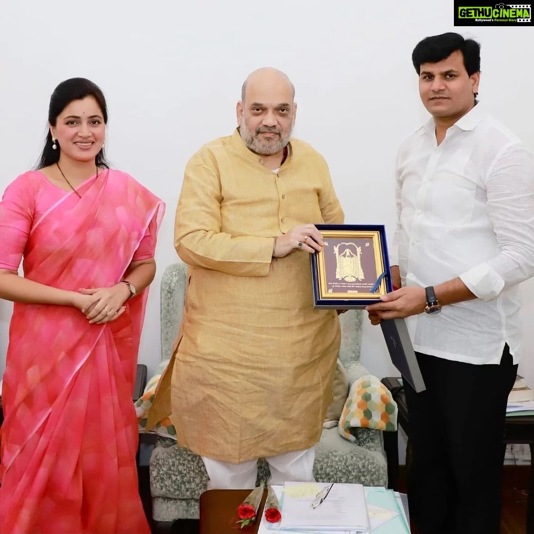 Navaneet Kaur Instagram - गुरुपौर्णिमेच्या पावन पर्वावर पंतप्रधान श्री नरेंद्रजी मोदी,गृहमंत्री अमितजी शहा,लोकसभा अध्यक्ष श्री ओम बिर्लाजी यांची दिल्ली येथे भेट घेऊन आशीर्वाद घेतले,,महाराष्ट्रातील अतिवृष्टी व महापुराच्या भयावह स्थितीबद्दल केले अवगत,दिल्लीतील केंद्र सरकारचे महाराष्ट्रावर विशेष लक्ष असून या नैसर्गिक आपत्तीतून नागरिकांना मदत करण्यासाठी केंद्राकडून सर्वतोपरी सहकार्य करण्याचे आश्वासन मा.गृहमंत्री अमितजी शहा यांनी दिले.केंद्राची एन.डी. आर.एफ.च्या टीम या महाराष्ट्रात दाखल झाल्या असून बचावकार्य व मदतकार्य सुरू असल्याचे सांगितले.