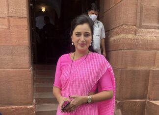 Navaneet Kaur Instagram - Mera wala pink makes everyone smile in parliament