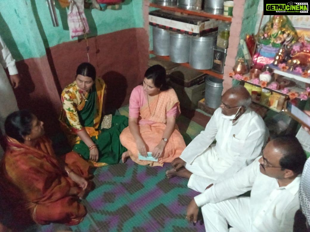 Navaneet Kaur Instagram - अंजनगाव सुर्जी तालुका दौरा,आत्महत्याग्रस्त शेतकऱ्यांच्या कुटुंबियांची भेट घेऊन केले सांत्वन , नुकसानग्रस्त शेतांची सुद्धा केली पाहणी,,राज्यसरकारचे उदासीन धोरण शेतकऱयांच्या दुर्दशेला कारणीभूत-खासदार सौ नवनीत रवी राणा यांचा आरोप,राज्यशासनाने फसव्या घोषणा करण्यापेक्षा प्रत्यक्ष मदतीचा हात द्यावा,बळीराजाला ठोस मदतीची गरज,आत्महत्याग्रस्त शेतकऱयांच्या कुटुंबियांचे पाठीशी आपण सदैव उभे राहून त्यांना शासनाकडून भरीव मदत मिळवून देण्यासाठी पाठपुरावा करणार,,शेती आणि शेतकरी सुधारणांसाठी सर्वपक्षीय लोकप्रतिनिधी व नेत्यांनी एकत्र येऊन विचारमंथन व प्रत्यक्ष कृती आराखडा तयार करण्याची गरज,विदर्भातील आत्महत्याग्रस्त कुटुंबियांच्या व शेतकऱ्यांच्या व्यथा मुख्यमंत्र्यांना कळविणार व या समस्यासंदर्भात संसदेत आवाज उचलून न्याय मिळवून देण्यासाठी प्रयत्न करणार -खासदार सौ नवनित रवी राणा यांचे प्रतिपादन,, माजी आमदार रमेश बुंदीले यांना सोबत घेऊन प्रत्यक्ष बांधावर जाऊन खासदार सौ नवनीत रवी राणा यांनी केली शेतशिवारांची पाहणी अंजनगाव सुर्जी-अमरावती जिल्ह्याच्या कर्तव्यदक्ष खासदार संपूर्ण जिल्ह्यात फिरून शेतीविषयक आढावा घेत आहेत.याच शृंखलेतून त्यांनी अंजनगाव सुर्जी तालुक्याचा दौरा करून 16 गावांना भेटी दिल्या. पहिले पावसाने मारलेली दांडी आणि आता अचानक आलेला पाऊस या मुळे शेतकऱयांचे नियोजन कोलमडले असून त्यांना मदतीची गरज असल्याचे त्यांनी म्हटले. नापिकी,कर्जबाजारी पणा व शासनाच्या गलथान कारभाराला कंटाळून तालुक्यातील आत्महत्याग्रस्त शेतकऱ्यांचे कुटुंबियांना भेटी देऊन खासदार सौ नवनीत रवी राणा यांनी त्यांचे सांत्वन केले व आपण सदैव तुमच्या पाठीशी असून कुटुंबप्रमुख गेल्यामुळे जे दुःख आपणावर आले आहे ते कमी करून ,आपणांस शासकीय मदत मिळवून देण्यासाठी सदैव कटिबद्ध असल्याचे त्यांनी या कुटुंबियांना सांगितले व त्यांना मानसिक आधार दिला.या कुटुंबियांची दैनावस्था पाहून खासदार सौ नवनीत रवी राणा यांचे मन गहिवरून आले व त्यांचे डोळे पाणावले.दहेगाव रेचा येथील सहदेवरावजी धांदे वय 80 वर्ष यांनी गळफास लावून आपली जीवनयात्रा संपविली त्यांचे पश्चात पत्नी व मुलगा असा परिवार आहे.याच गावातील पुष्पा रमेश भगत या महिलेने सुद्धा आत्महत्या केली होती,त्यांचे पश्चात पती व मुलगी असे कुटुंब आहे, या दोन्ह