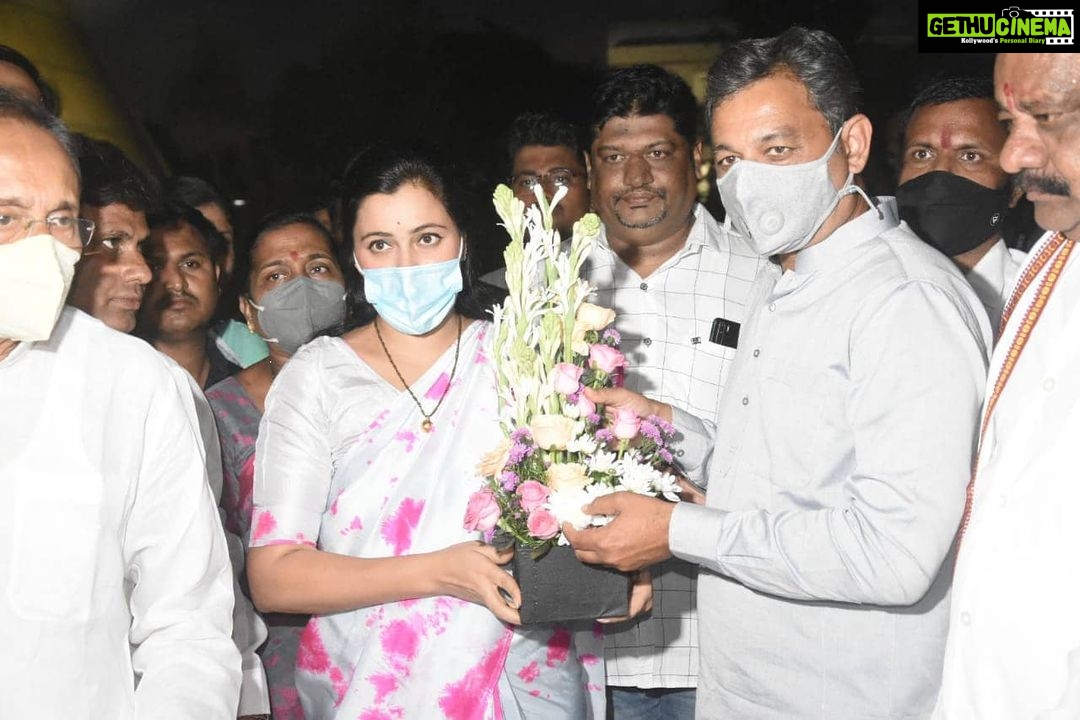 Navaneet Kaur Instagram - मराठा आरक्षण संवाद यात्रेच्या निमित्ताने माननीय खासदार संभाजीराजे भोसले यांचे आज अमरावती शहरात आगमन झाले असता सदिच्छा भेट घेऊन मराठा आरक्षणाला पाठिंबा दिला