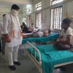 Navaneet Kaur Instagram - खासदार सौ नवनीत रवी राणा यांच्या माधम्यातून पी एम केयर फंडातून अमरावती शहरात जम्बो ऑक्सिजन प्लांट तसेच लवकरच प्रत्येक तालुक्यात उभारण्यात येणार ऑक्सिजन प्लांट,प्रत्येक ग्रामीण रुग्णालयात आवश्यकतेनुसार बेड,व्हेंटिलेटर आदी सुविधा पुरविणार,,कोरोनाच्या तिसऱ्या लाटेचा सामना करण्यासाठी पी एम केयर फंडातून ग्रामीण भागातील आरोग्य यंत्रणा सक्षम करणार -कोविड रुग्णसंवाद दौऱ्यांतर्गत आमदार रवी राणा यांची अंजनगाव सुर्जी,अचलपूर -परतवाडा तालुका रुग्णालय व कॉरोन्टीन सेंटर भेटी दरम्यान माहिती,,थेट कोविड वार्डात जाऊन रुग्णासोबत आपुलकीने संवाद साधून त्यांच्या व्यथा व अडचणी जाणून घेणारे रवी राणा हे पहिले आमदार-रुग्णांच्या प्रतिक्रिया अंजनगाव सुर्जी ग्रामीण रुग्णालय,कोरोन्टीन सेन्टर ,अचलपूर उपजिल्हा रुग्णालय,बुरडघाट कॉरोन्टीन सेन्टर ला आमदार रवी राणा यांची थेट भेट अनेक कमतरता आढळल्या,अपुरे व अस्वच्छ बेड ,दुर्गंधीयुक्त स्वछतागृहे,निकृष्ट दर्जाचे भोजन आदी बाबी आढल्यामुळे संतप्त आमदार रवी राणा यांनी तहसीलदार,नगरपरिषद मुख्याधिकारी व आरोग्य अधिकाऱयांची केली कानउघाडणी, रुग्णांना चांगल्या दर्जाच्या सर्व सोयी सुविधा पुरवा अन्यथा खैर नाही--आमदार रवी राणा यांचा इशारा कंत्राटी पद्धतीने काम करणारे डॉक्टर,आरोग्य सेवक व सुरक्षा रक्षक यांचे वेतन अपुरे,,कंत्राटी कर्मचारी पुरवणाऱ्या ठेकेदाराकडून लूट,, अंजनगाव सुर्जी/अचलपूर--जिल्ह्यातील कोरोना परिस्थितीचा आढावा घेण्यासाठी आमदार रवि राणा हे जिल्ह्याच्या दौऱ्यावर आहेत.आज त्यांनी अंजनगाव सुर्जी -अचलपूर-परतवाडा येथील ग्रामीण रुग्णालय,उपजिल्हा रुग्णालय व कोविड सेन्टर तसेच कॉरोन्टीन सेन्टर ला भेटी देऊन पाहणी केली.या दौऱ्याचे वैशिष्टय म्हणजे केवळ बाहेरून पाहणी न करता आमदार रवी राणा थेट कोविड वार्डात गेले व कोविड रुग्णासोबत संवाद साधला. अंजनगाव सुर्जी ग्रामीण रुग्णालय भेटीत माजी आमदार रमेश बुंदीले,नगराध्यक्ष कामलकांत लाडोळे,वैद्यकीय अधिकारी डॉ रहाटे, डॉ, डोंगरे यांना सोबत घेऊन आमदार रवी राणा यांनी संपूर्ण रुग्णालयाची पाहणी केली. अंजनगाव सुर्जी येथे150 बेड ची क्षमता असून ऑक्सिजन बेड 30 आहेत व सद्यस्थितीत तेथे 70 रुग्ण आहेत.या ठिकाणी असणाऱ्या रुग्णांच्या तक्रारी आमदार रवी राणा यांनी थेट भेट घेऊन जाणून घेतल्या.