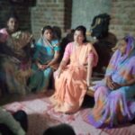 Navaneet Kaur Instagram - अंजनगाव सुर्जी तालुका दौरा,आत्महत्याग्रस्त शेतकऱ्यांच्या कुटुंबियांची भेट घेऊन केले सांत्वन , नुकसानग्रस्त शेतांची सुद्धा केली पाहणी,,राज्यसरकारचे उदासीन धोरण शेतकऱयांच्या दुर्दशेला कारणीभूत-खासदार सौ नवनीत रवी राणा यांचा आरोप,राज्यशासनाने फसव्या घोषणा करण्यापेक्षा प्रत्यक्ष मदतीचा हात द्यावा,बळीराजाला ठोस मदतीची गरज,आत्महत्याग्रस्त शेतकऱयांच्या कुटुंबियांचे पाठीशी आपण सदैव उभे राहून त्यांना शासनाकडून भरीव मदत मिळवून देण्यासाठी पाठपुरावा करणार,,शेती आणि शेतकरी सुधारणांसाठी सर्वपक्षीय लोकप्रतिनिधी व नेत्यांनी एकत्र येऊन विचारमंथन व प्रत्यक्ष कृती आराखडा तयार करण्याची गरज,विदर्भातील आत्महत्याग्रस्त कुटुंबियांच्या व शेतकऱ्यांच्या व्यथा मुख्यमंत्र्यांना कळविणार व या समस्यासंदर्भात संसदेत आवाज उचलून न्याय मिळवून देण्यासाठी प्रयत्न करणार -खासदार सौ नवनित रवी राणा यांचे प्रतिपादन,, माजी आमदार रमेश बुंदीले यांना सोबत घेऊन प्रत्यक्ष बांधावर जाऊन खासदार सौ नवनीत रवी राणा यांनी केली शेतशिवारांची पाहणी अंजनगाव सुर्जी-अमरावती जिल्ह्याच्या कर्तव्यदक्ष खासदार संपूर्ण जिल्ह्यात फिरून शेतीविषयक आढावा घेत आहेत.याच शृंखलेतून त्यांनी अंजनगाव सुर्जी तालुक्याचा दौरा करून 16 गावांना भेटी दिल्या. पहिले पावसाने मारलेली दांडी आणि आता अचानक आलेला पाऊस या मुळे शेतकऱयांचे नियोजन कोलमडले असून त्यांना मदतीची गरज असल्याचे त्यांनी म्हटले. नापिकी,कर्जबाजारी पणा व शासनाच्या गलथान कारभाराला कंटाळून तालुक्यातील आत्महत्याग्रस्त शेतकऱ्यांचे कुटुंबियांना भेटी देऊन खासदार सौ नवनीत रवी राणा यांनी त्यांचे सांत्वन केले व आपण सदैव तुमच्या पाठीशी असून कुटुंबप्रमुख गेल्यामुळे जे दुःख आपणावर आले आहे ते कमी करून ,आपणांस शासकीय मदत मिळवून देण्यासाठी सदैव कटिबद्ध असल्याचे त्यांनी या कुटुंबियांना सांगितले व त्यांना मानसिक आधार दिला.या कुटुंबियांची दैनावस्था पाहून खासदार सौ नवनीत रवी राणा यांचे मन गहिवरून आले व त्यांचे डोळे पाणावले.दहेगाव रेचा येथील सहदेवरावजी धांदे वय 80 वर्ष यांनी गळफास लावून आपली जीवनयात्रा संपविली त्यांचे पश्चात पत्नी व मुलगा असा परिवार आहे.याच गावातील पुष्पा रमेश भगत या महिलेने सुद्धा आत्महत्या केली होती,त्यांचे पश्चात पती व मुलगी असे कुटुंब आहे, या दोन्ह
