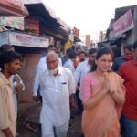 Navaneet Kaur Instagram - अंजनगाव सुर्जी तालुका दौरा,आत्महत्याग्रस्त शेतकऱ्यांच्या कुटुंबियांची भेट घेऊन केले सांत्वन , नुकसानग्रस्त शेतांची सुद्धा केली पाहणी,,राज्यसरकारचे उदासीन धोरण शेतकऱयांच्या दुर्दशेला कारणीभूत-खासदार सौ नवनीत रवी राणा यांचा आरोप,राज्यशासनाने फसव्या घोषणा करण्यापेक्षा प्रत्यक्ष मदतीचा हात द्यावा,बळीराजाला ठोस मदतीची गरज,आत्महत्याग्रस्त शेतकऱयांच्या कुटुंबियांचे पाठीशी आपण सदैव उभे राहून त्यांना शासनाकडून भरीव मदत मिळवून देण्यासाठी पाठपुरावा करणार,,शेती आणि शेतकरी सुधारणांसाठी सर्वपक्षीय लोकप्रतिनिधी व नेत्यांनी एकत्र येऊन विचारमंथन व प्रत्यक्ष कृती आराखडा तयार करण्याची गरज,विदर्भातील आत्महत्याग्रस्त कुटुंबियांच्या व शेतकऱ्यांच्या व्यथा मुख्यमंत्र्यांना कळविणार व या समस्यासंदर्भात संसदेत आवाज उचलून न्याय मिळवून देण्यासाठी प्रयत्न करणार -खासदार सौ नवनित रवी राणा यांचे प्रतिपादन,, माजी आमदार रमेश बुंदीले यांना सोबत घेऊन प्रत्यक्ष बांधावर जाऊन खासदार सौ नवनीत रवी राणा यांनी केली शेतशिवारांची पाहणी अंजनगाव सुर्जी-अमरावती जिल्ह्याच्या कर्तव्यदक्ष खासदार संपूर्ण जिल्ह्यात फिरून शेतीविषयक आढावा घेत आहेत.याच शृंखलेतून त्यांनी अंजनगाव सुर्जी तालुक्याचा दौरा करून 16 गावांना भेटी दिल्या. पहिले पावसाने मारलेली दांडी आणि आता अचानक आलेला पाऊस या मुळे शेतकऱयांचे नियोजन कोलमडले असून त्यांना मदतीची गरज असल्याचे त्यांनी म्हटले. नापिकी,कर्जबाजारी पणा व शासनाच्या गलथान कारभाराला कंटाळून तालुक्यातील आत्महत्याग्रस्त शेतकऱ्यांचे कुटुंबियांना भेटी देऊन खासदार सौ नवनीत रवी राणा यांनी त्यांचे सांत्वन केले व आपण सदैव तुमच्या पाठीशी असून कुटुंबप्रमुख गेल्यामुळे जे दुःख आपणावर आले आहे ते कमी करून ,आपणांस शासकीय मदत मिळवून देण्यासाठी सदैव कटिबद्ध असल्याचे त्यांनी या कुटुंबियांना सांगितले व त्यांना मानसिक आधार दिला.या कुटुंबियांची दैनावस्था पाहून खासदार सौ नवनीत रवी राणा यांचे मन गहिवरून आले व त्यांचे डोळे पाणावले.दहेगाव रेचा येथील सहदेवरावजी धांदे वय 80 वर्ष यांनी गळफास लावून आपली जीवनयात्रा संपविली त्यांचे पश्चात पत्नी व मुलगा असा परिवार आहे.याच गावातील पुष्पा रमेश भगत या महिलेने सुद्धा आत्महत्या केली होती,त्यांचे पश्चात पती व मुलगी असे कुटुंब आहे, या दोन्ह