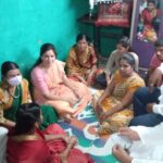 Navaneet Kaur Instagram - अंजनगाव सुर्जी तालुका दौरा,आत्महत्याग्रस्त शेतकऱ्यांच्या कुटुंबियांची भेट घेऊन केले सांत्वन , नुकसानग्रस्त शेतांची सुद्धा केली पाहणी,,राज्यसरकारचे उदासीन धोरण शेतकऱयांच्या दुर्दशेला कारणीभूत-खासदार सौ नवनीत रवी राणा यांचा आरोप,राज्यशासनाने फसव्या घोषणा करण्यापेक्षा प्रत्यक्ष मदतीचा हात द्यावा,बळीराजाला ठोस मदतीची गरज,आत्महत्याग्रस्त शेतकऱयांच्या कुटुंबियांचे पाठीशी आपण सदैव उभे राहून त्यांना शासनाकडून भरीव मदत मिळवून देण्यासाठी पाठपुरावा करणार,,शेती आणि शेतकरी सुधारणांसाठी सर्वपक्षीय लोकप्रतिनिधी व नेत्यांनी एकत्र येऊन विचारमंथन व प्रत्यक्ष कृती आराखडा तयार करण्याची गरज,विदर्भातील आत्महत्याग्रस्त कुटुंबियांच्या व शेतकऱ्यांच्या व्यथा मुख्यमंत्र्यांना कळविणार व या समस्यासंदर्भात संसदेत आवाज उचलून न्याय मिळवून देण्यासाठी प्रयत्न करणार -खासदार सौ नवनित रवी राणा यांचे प्रतिपादन,, माजी आमदार रमेश बुंदीले यांना सोबत घेऊन प्रत्यक्ष बांधावर जाऊन खासदार सौ नवनीत रवी राणा यांनी केली शेतशिवारांची पाहणी अंजनगाव सुर्जी-अमरावती जिल्ह्याच्या कर्तव्यदक्ष खासदार संपूर्ण जिल्ह्यात फिरून शेतीविषयक आढावा घेत आहेत.याच शृंखलेतून त्यांनी अंजनगाव सुर्जी तालुक्याचा दौरा करून 16 गावांना भेटी दिल्या. पहिले पावसाने मारलेली दांडी आणि आता अचानक आलेला पाऊस या मुळे शेतकऱयांचे नियोजन कोलमडले असून त्यांना मदतीची गरज असल्याचे त्यांनी म्हटले. नापिकी,कर्जबाजारी पणा व शासनाच्या गलथान कारभाराला कंटाळून तालुक्यातील आत्महत्याग्रस्त शेतकऱ्यांचे कुटुंबियांना भेटी देऊन खासदार सौ नवनीत रवी राणा यांनी त्यांचे सांत्वन केले व आपण सदैव तुमच्या पाठीशी असून कुटुंबप्रमुख गेल्यामुळे जे दुःख आपणावर आले आहे ते कमी करून ,आपणांस शासकीय मदत मिळवून देण्यासाठी सदैव कटिबद्ध असल्याचे त्यांनी या कुटुंबियांना सांगितले व त्यांना मानसिक आधार दिला.या कुटुंबियांची दैनावस्था पाहून खासदार सौ नवनीत रवी राणा यांचे मन गहिवरून आले व त्यांचे डोळे पाणावले.दहेगाव रेचा येथील सहदेवरावजी धांदे वय 80 वर्ष यांनी गळफास लावून आपली जीवनयात्रा संपविली त्यांचे पश्चात पत्नी व मुलगा असा परिवार आहे.याच गावातील पुष्पा रमेश भगत या महिलेने सुद्धा आत्महत्या केली होती,त्यांचे पश्चात पती व मुलगी असे कुटुंब आहे, या दोन्ह