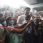 Navaneet Kaur Instagram - राजापेठ रेल्वे भुयारी मार्ग नागरिकांच्या कायमस्वरूपी वाहतुकीसाठी खुला झाला,या मार्गाची गेल्या 5 वर्षापासूम चौकीदारी करणारे 77 वर्षीय भाऊराव डोंगरे व शाळकरी विद्यर्थ्यांच्या हस्ते इन व आऊट मार्गिकेचे लोकार्पण करून आमदार रवी राणा यांनी अभिनव पद्धतीने हा मार्ग लोकांसाठी खुला केला.
