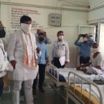 Navaneet Kaur Instagram - खासदार सौ नवनीत रवी राणा यांच्या माधम्यातून पी एम केयर फंडातून अमरावती शहरात जम्बो ऑक्सिजन प्लांट तसेच लवकरच प्रत्येक तालुक्यात उभारण्यात येणार ऑक्सिजन प्लांट,प्रत्येक ग्रामीण रुग्णालयात आवश्यकतेनुसार बेड,व्हेंटिलेटर आदी सुविधा पुरविणार,,कोरोनाच्या तिसऱ्या लाटेचा सामना करण्यासाठी पी एम केयर फंडातून ग्रामीण भागातील आरोग्य यंत्रणा सक्षम करणार -कोविड रुग्णसंवाद दौऱ्यांतर्गत आमदार रवी राणा यांची अंजनगाव सुर्जी,अचलपूर -परतवाडा तालुका रुग्णालय व कॉरोन्टीन सेंटर भेटी दरम्यान माहिती,,थेट कोविड वार्डात जाऊन रुग्णासोबत आपुलकीने संवाद साधून त्यांच्या व्यथा व अडचणी जाणून घेणारे रवी राणा हे पहिले आमदार-रुग्णांच्या प्रतिक्रिया अंजनगाव सुर्जी ग्रामीण रुग्णालय,कोरोन्टीन सेन्टर ,अचलपूर उपजिल्हा रुग्णालय,बुरडघाट कॉरोन्टीन सेन्टर ला आमदार रवी राणा यांची थेट भेट अनेक कमतरता आढळल्या,अपुरे व अस्वच्छ बेड ,दुर्गंधीयुक्त स्वछतागृहे,निकृष्ट दर्जाचे भोजन आदी बाबी आढल्यामुळे संतप्त आमदार रवी राणा यांनी तहसीलदार,नगरपरिषद मुख्याधिकारी व आरोग्य अधिकाऱयांची केली कानउघाडणी, रुग्णांना चांगल्या दर्जाच्या सर्व सोयी सुविधा पुरवा अन्यथा खैर नाही--आमदार रवी राणा यांचा इशारा कंत्राटी पद्धतीने काम करणारे डॉक्टर,आरोग्य सेवक व सुरक्षा रक्षक यांचे वेतन अपुरे,,कंत्राटी कर्मचारी पुरवणाऱ्या ठेकेदाराकडून लूट,, अंजनगाव सुर्जी/अचलपूर--जिल्ह्यातील कोरोना परिस्थितीचा आढावा घेण्यासाठी आमदार रवि राणा हे जिल्ह्याच्या दौऱ्यावर आहेत.आज त्यांनी अंजनगाव सुर्जी -अचलपूर-परतवाडा येथील ग्रामीण रुग्णालय,उपजिल्हा रुग्णालय व कोविड सेन्टर तसेच कॉरोन्टीन सेन्टर ला भेटी देऊन पाहणी केली.या दौऱ्याचे वैशिष्टय म्हणजे केवळ बाहेरून पाहणी न करता आमदार रवी राणा थेट कोविड वार्डात गेले व कोविड रुग्णासोबत संवाद साधला. अंजनगाव सुर्जी ग्रामीण रुग्णालय भेटीत माजी आमदार रमेश बुंदीले,नगराध्यक्ष कामलकांत लाडोळे,वैद्यकीय अधिकारी डॉ रहाटे, डॉ, डोंगरे यांना सोबत घेऊन आमदार रवी राणा यांनी संपूर्ण रुग्णालयाची पाहणी केली. अंजनगाव सुर्जी येथे150 बेड ची क्षमता असून ऑक्सिजन बेड 30 आहेत व सद्यस्थितीत तेथे 70 रुग्ण आहेत.या ठिकाणी असणाऱ्या रुग्णांच्या तक्रारी आमदार रवी राणा यांनी थेट भेट घेऊन जाणून घेतल्या.