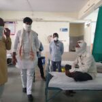 Navaneet Kaur Instagram - खासदार सौ नवनीत रवी राणा यांच्या माधम्यातून पी एम केयर फंडातून अमरावती शहरात जम्बो ऑक्सिजन प्लांट तसेच लवकरच प्रत्येक तालुक्यात उभारण्यात येणार ऑक्सिजन प्लांट,प्रत्येक ग्रामीण रुग्णालयात आवश्यकतेनुसार बेड,व्हेंटिलेटर आदी सुविधा पुरविणार,,कोरोनाच्या तिसऱ्या लाटेचा सामना करण्यासाठी पी एम केयर फंडातून ग्रामीण भागातील आरोग्य यंत्रणा सक्षम करणार -कोविड रुग्णसंवाद दौऱ्यांतर्गत आमदार रवी राणा यांची अंजनगाव सुर्जी,अचलपूर -परतवाडा तालुका रुग्णालय व कॉरोन्टीन सेंटर भेटी दरम्यान माहिती,,थेट कोविड वार्डात जाऊन रुग्णासोबत आपुलकीने संवाद साधून त्यांच्या व्यथा व अडचणी जाणून घेणारे रवी राणा हे पहिले आमदार-रुग्णांच्या प्रतिक्रिया अंजनगाव सुर्जी ग्रामीण रुग्णालय,कोरोन्टीन सेन्टर ,अचलपूर उपजिल्हा रुग्णालय,बुरडघाट कॉरोन्टीन सेन्टर ला आमदार रवी राणा यांची थेट भेट अनेक कमतरता आढळल्या,अपुरे व अस्वच्छ बेड ,दुर्गंधीयुक्त स्वछतागृहे,निकृष्ट दर्जाचे भोजन आदी बाबी आढल्यामुळे संतप्त आमदार रवी राणा यांनी तहसीलदार,नगरपरिषद मुख्याधिकारी व आरोग्य अधिकाऱयांची केली कानउघाडणी, रुग्णांना चांगल्या दर्जाच्या सर्व सोयी सुविधा पुरवा अन्यथा खैर नाही--आमदार रवी राणा यांचा इशारा कंत्राटी पद्धतीने काम करणारे डॉक्टर,आरोग्य सेवक व सुरक्षा रक्षक यांचे वेतन अपुरे,,कंत्राटी कर्मचारी पुरवणाऱ्या ठेकेदाराकडून लूट,, अंजनगाव सुर्जी/अचलपूर--जिल्ह्यातील कोरोना परिस्थितीचा आढावा घेण्यासाठी आमदार रवि राणा हे जिल्ह्याच्या दौऱ्यावर आहेत.आज त्यांनी अंजनगाव सुर्जी -अचलपूर-परतवाडा येथील ग्रामीण रुग्णालय,उपजिल्हा रुग्णालय व कोविड सेन्टर तसेच कॉरोन्टीन सेन्टर ला भेटी देऊन पाहणी केली.या दौऱ्याचे वैशिष्टय म्हणजे केवळ बाहेरून पाहणी न करता आमदार रवी राणा थेट कोविड वार्डात गेले व कोविड रुग्णासोबत संवाद साधला. अंजनगाव सुर्जी ग्रामीण रुग्णालय भेटीत माजी आमदार रमेश बुंदीले,नगराध्यक्ष कामलकांत लाडोळे,वैद्यकीय अधिकारी डॉ रहाटे, डॉ, डोंगरे यांना सोबत घेऊन आमदार रवी राणा यांनी संपूर्ण रुग्णालयाची पाहणी केली. अंजनगाव सुर्जी येथे150 बेड ची क्षमता असून ऑक्सिजन बेड 30 आहेत व सद्यस्थितीत तेथे 70 रुग्ण आहेत.या ठिकाणी असणाऱ्या रुग्णांच्या तक्रारी आमदार रवी राणा यांनी थेट भेट घेऊन जाणून घेतल्या.